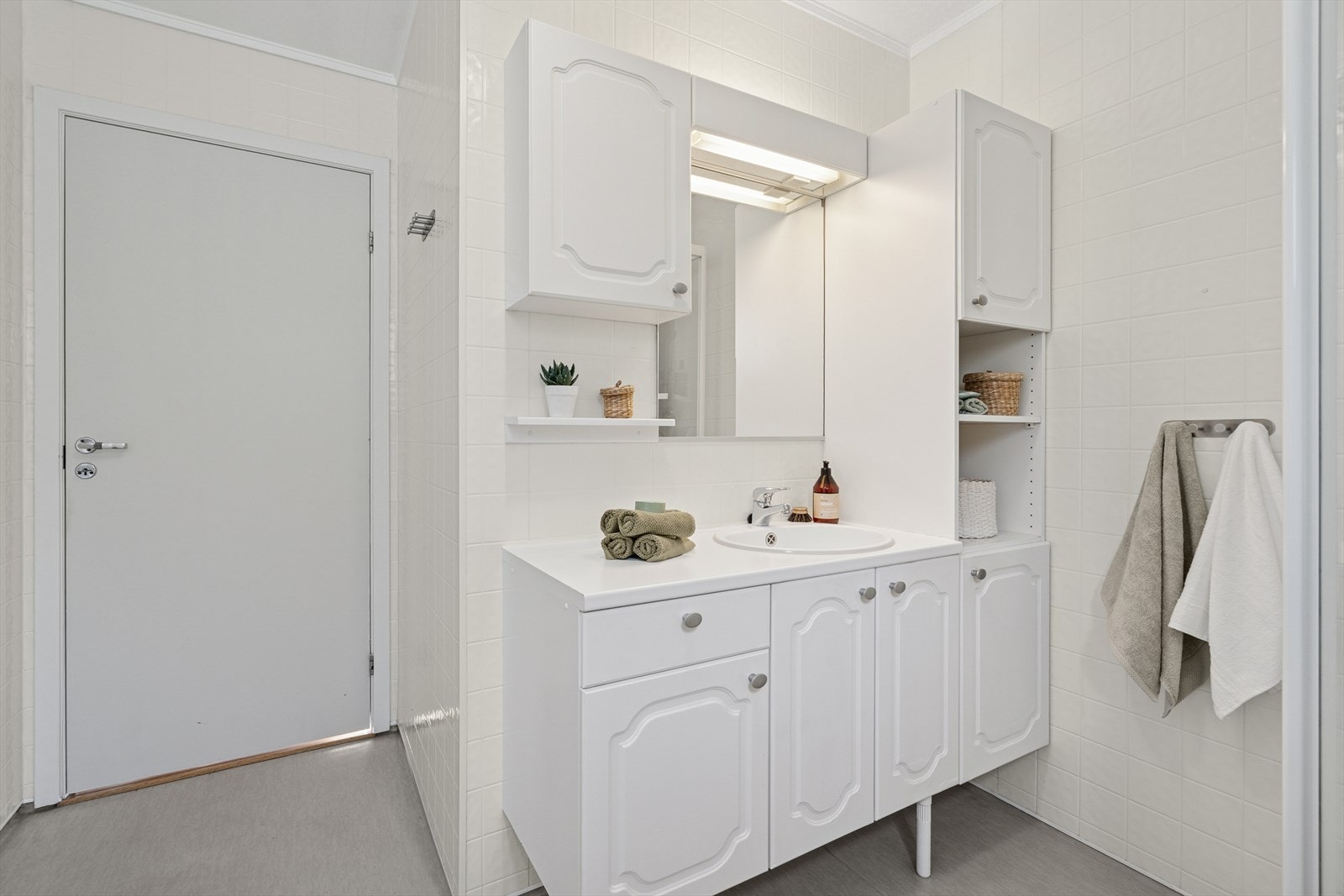 Det er holdt i tidløse nyanser og har godt med oppbevaringsplass i servantløsningen Galleribilde