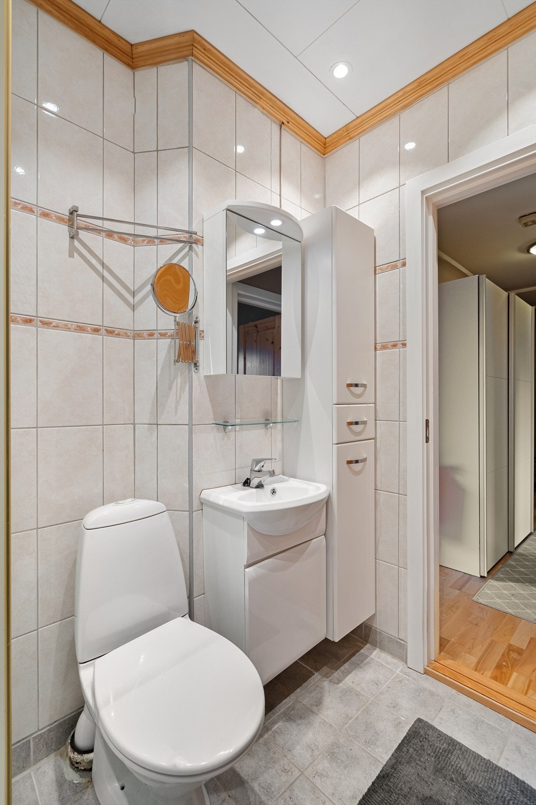 Badet har praktiske oppbevaringsløsninger med både underskap, speilskap og veggehengt skap Galleribilde