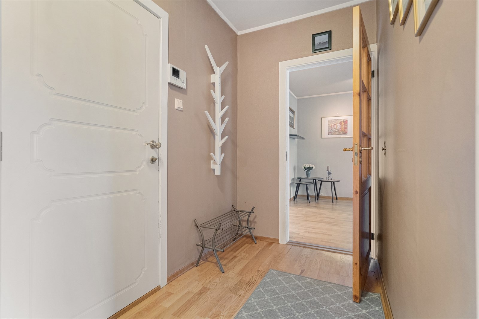 Lys og praktisk entré med plass til oppbevaring. Her får du en hyggelig velkomst til leiligheten Galleribilde