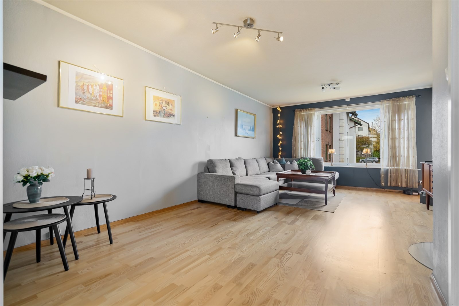 Velkommen til Rønningtomtveien 7 - En romslig eierseksjon med to soverom, samt et tredje innredet rom. Foto: Hanna Linnea Kristensen Galleribilde