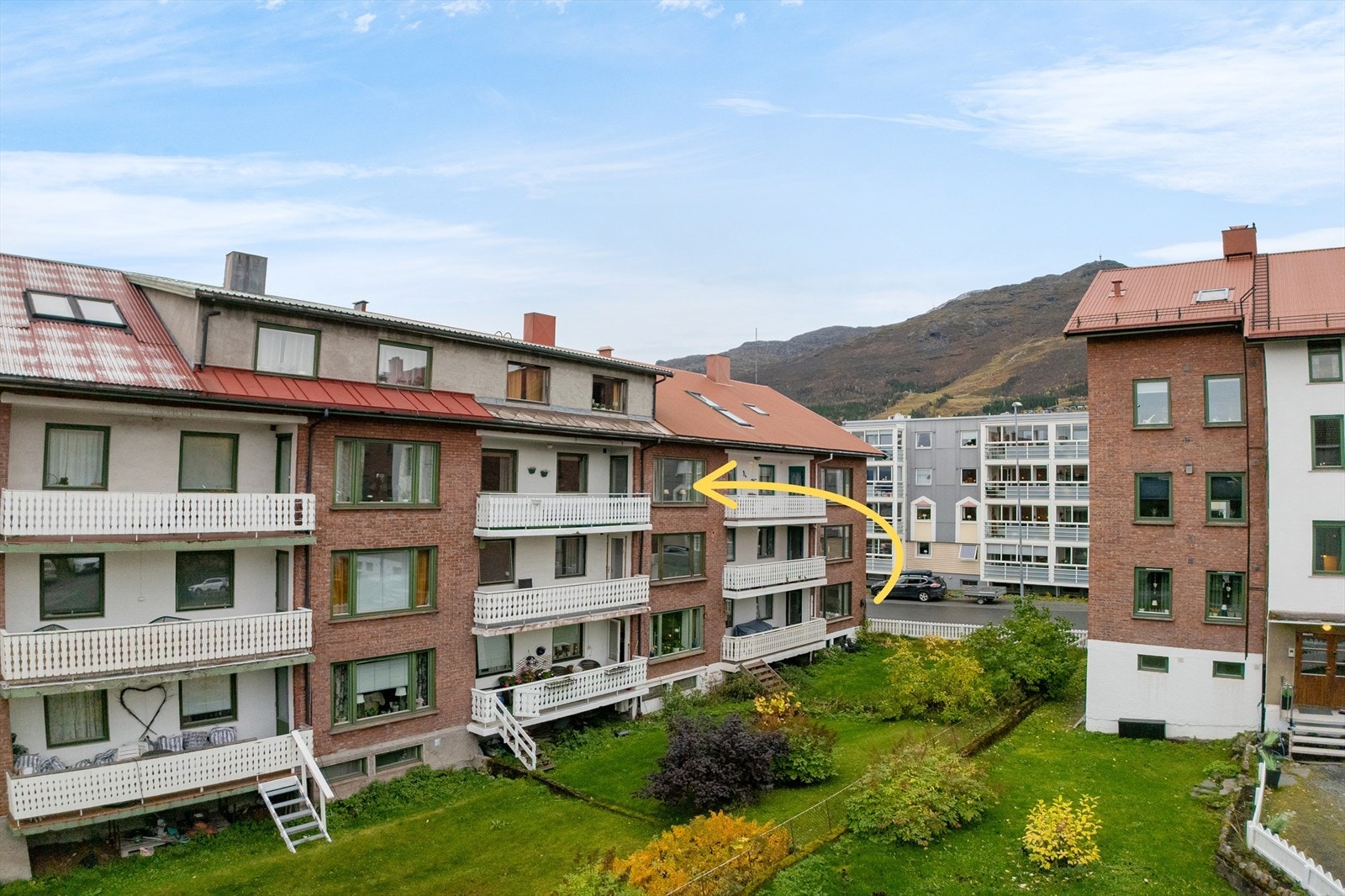 Leiligheten er utstyrt med balkong som ligger vendt mot bakgården i stille og rolige omgivelser. Her har man og gode solforhold Galleribilde