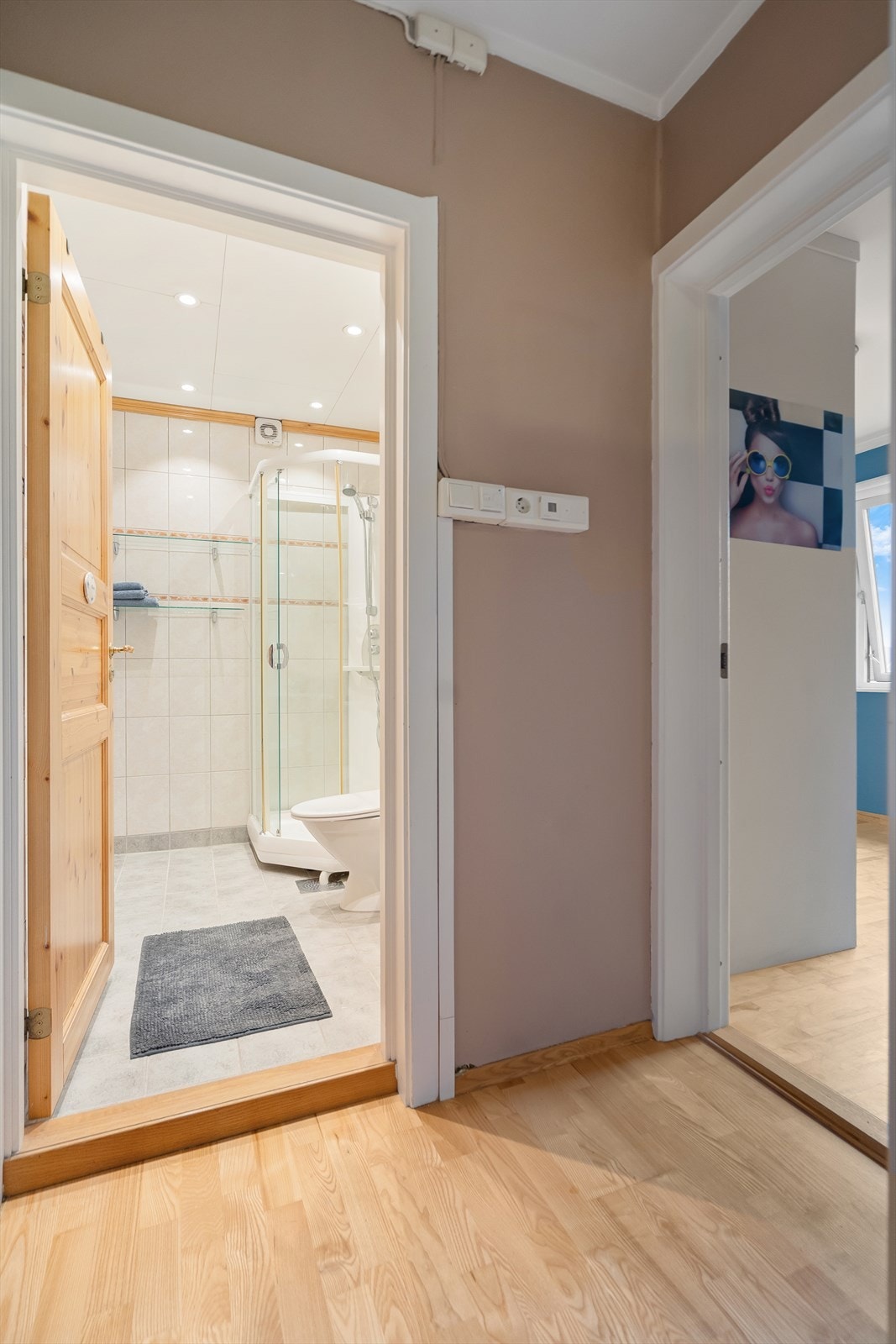 Fra gangen har du adkomst til bad og soverommene i leiligheten Galleribilde