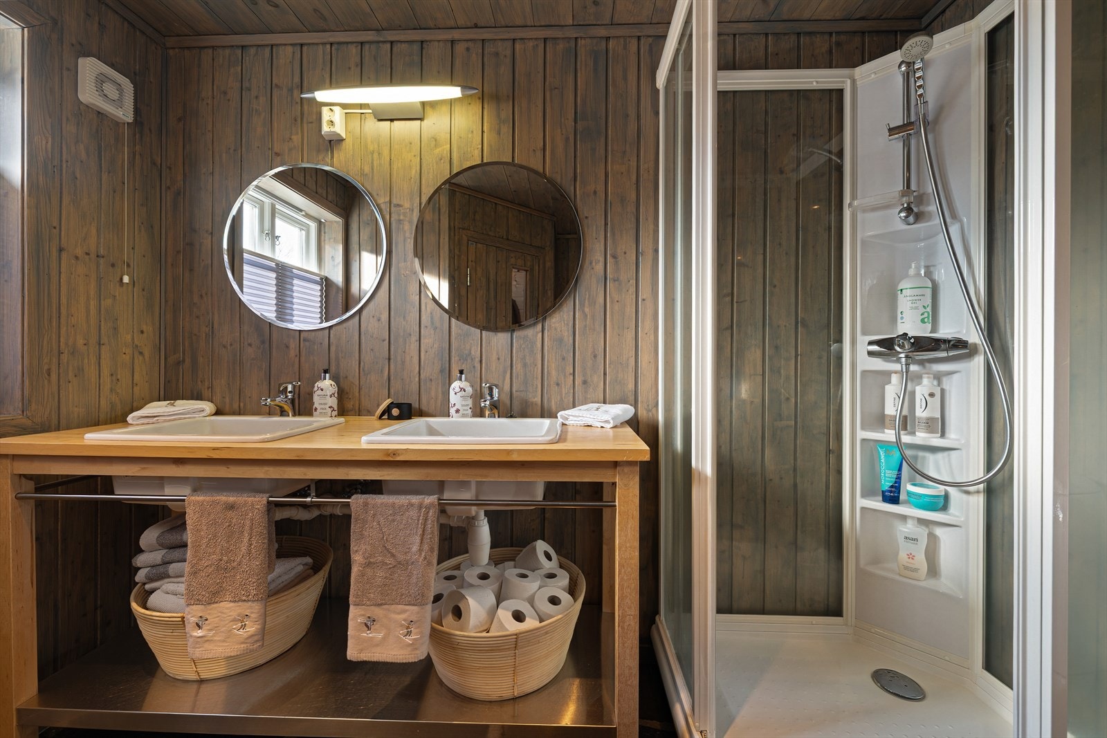 Badet har du dusjkabinett, servant og toalett. Galleribilde