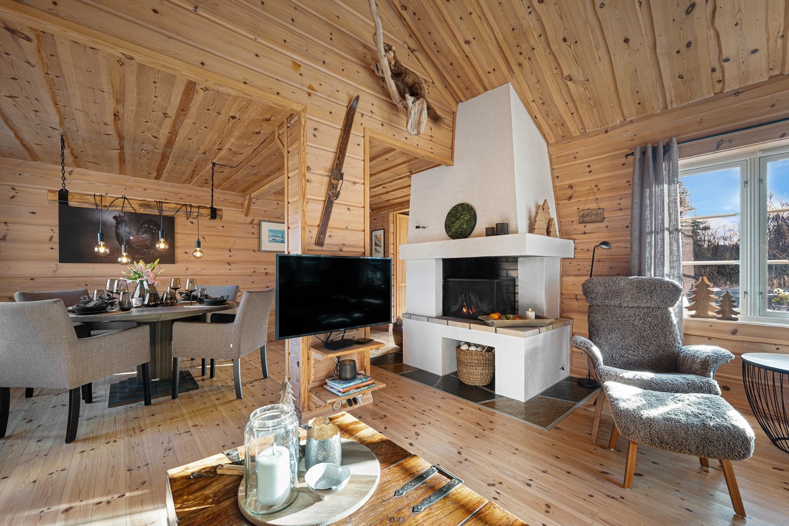 Koselig peis i stue. Galleribilde