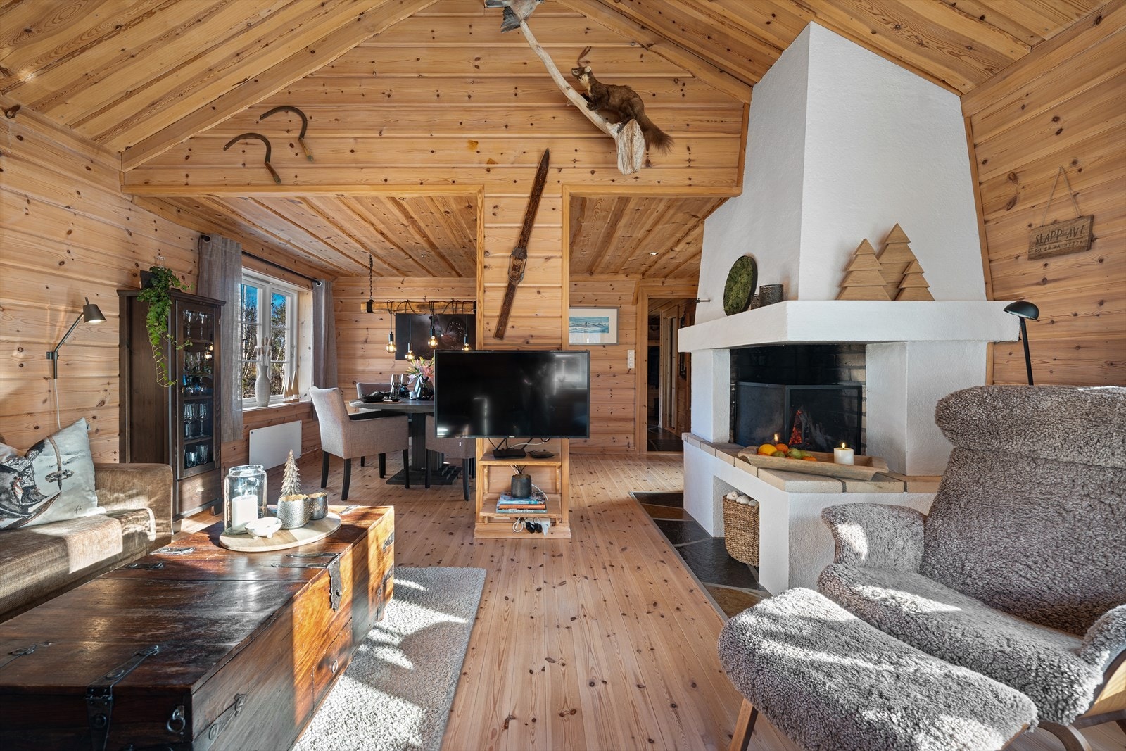 Romslig og koselig stue med god takhøyde. Galleribilde