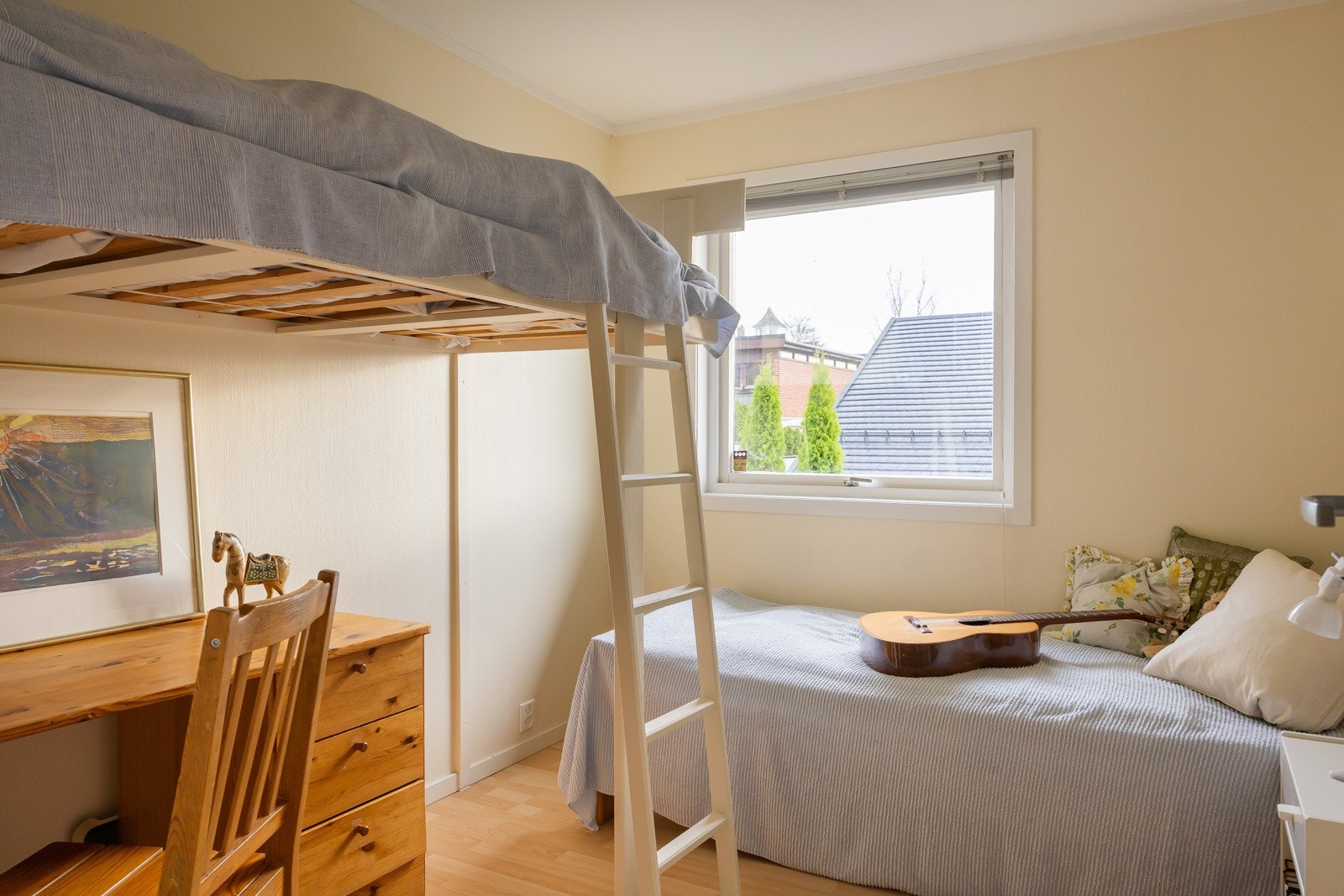 Det fjerde soverommet har effektiv møblering som gir både sengeplass og arbeidsstasjon Galleribilde