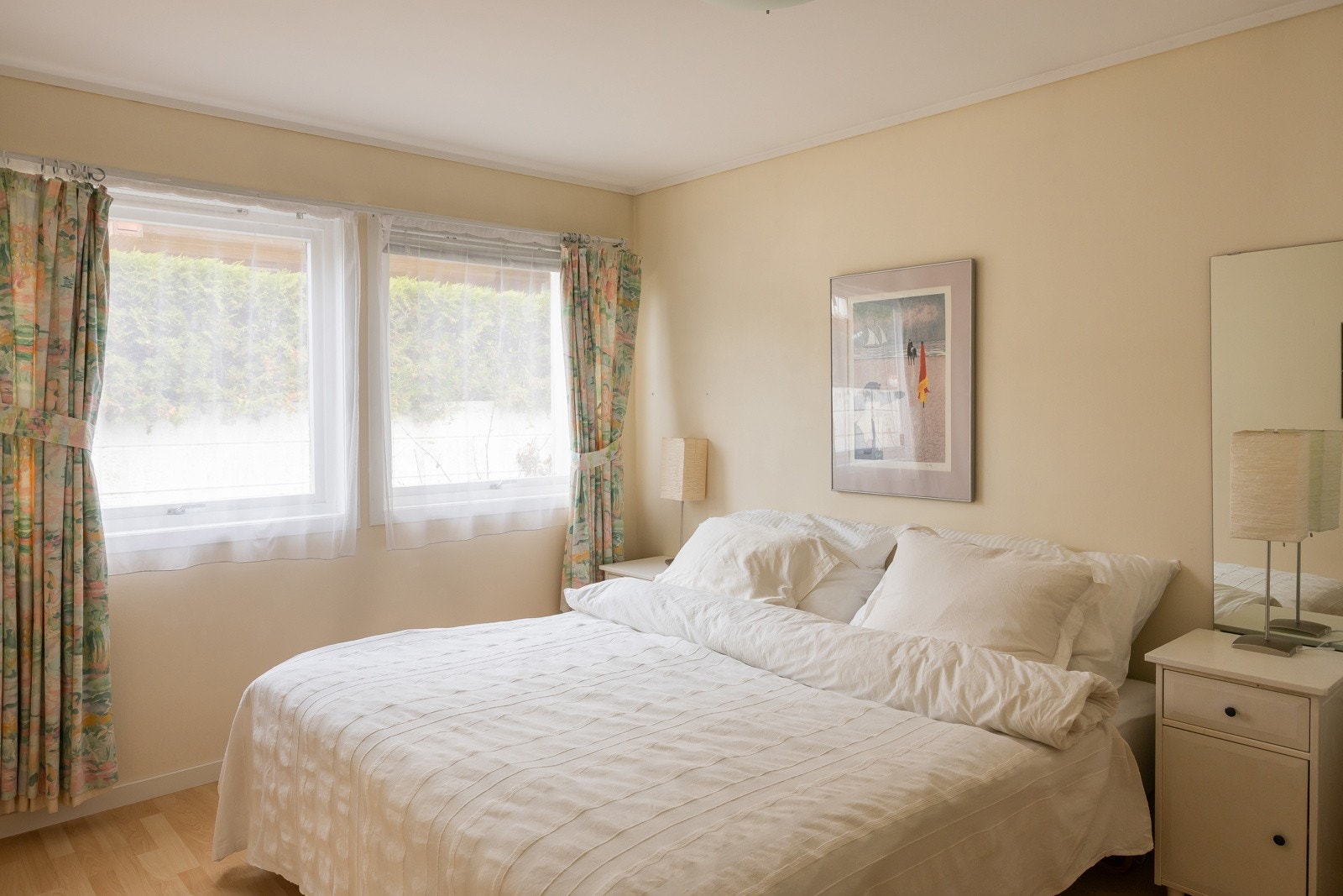 I boligens 2. etasje finner du fire gode soverom med fleksible bruks muligheter. Hovedsoverommet har en romslig utforming med to store vinduer som gir godt lysinnslipp Galleribilde