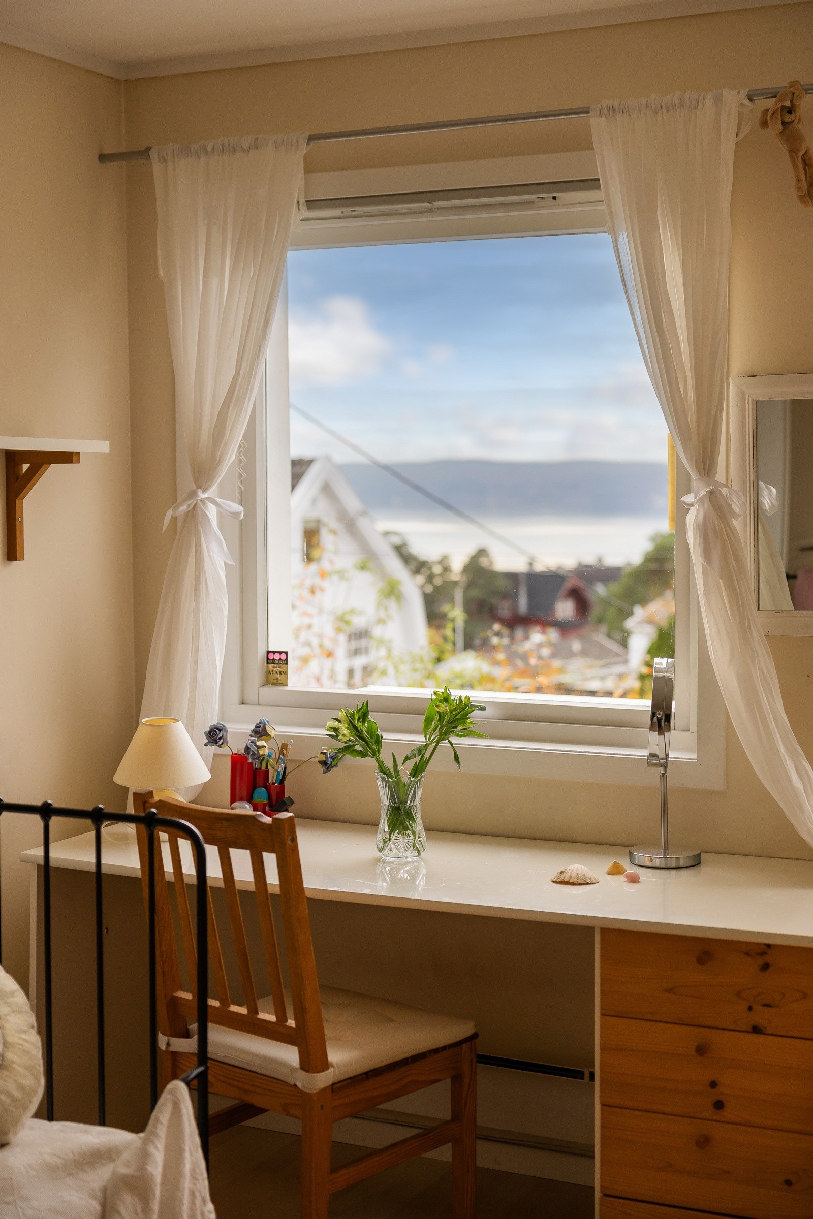 Soverommet byr på flott sjøutsikt Galleribilde