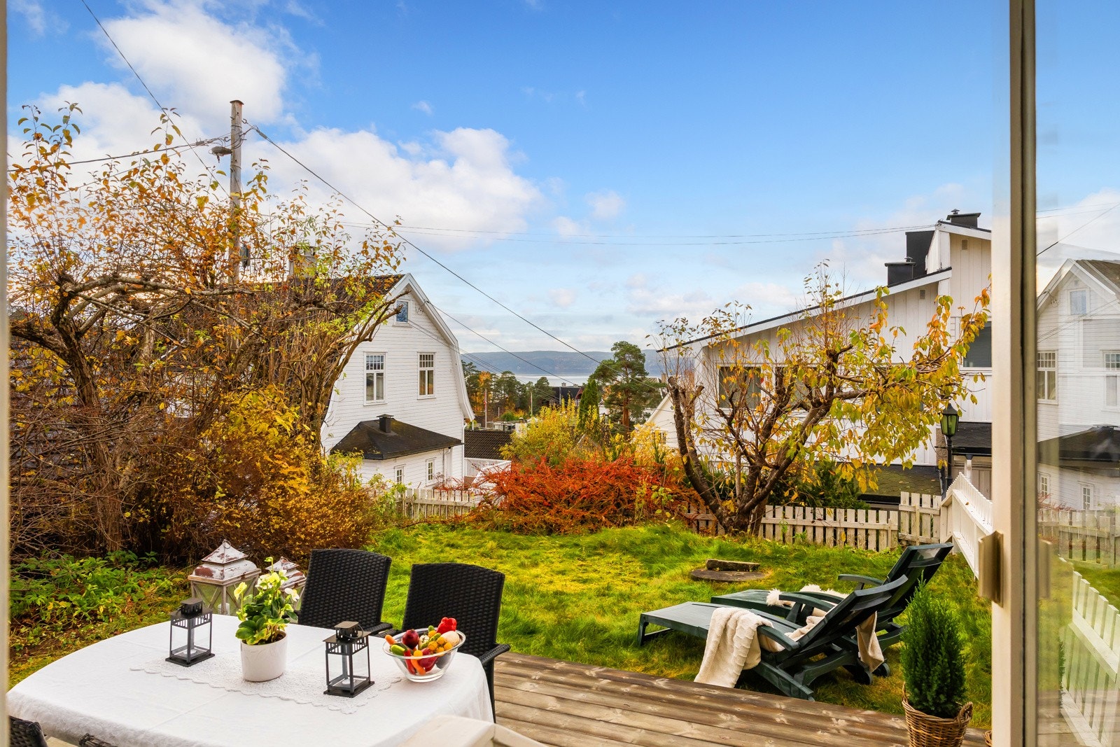 Solrik og grønn hage med hyggelig utsyn. Her nytes utsikten og roen i fredelige omgivelser Galleribilde