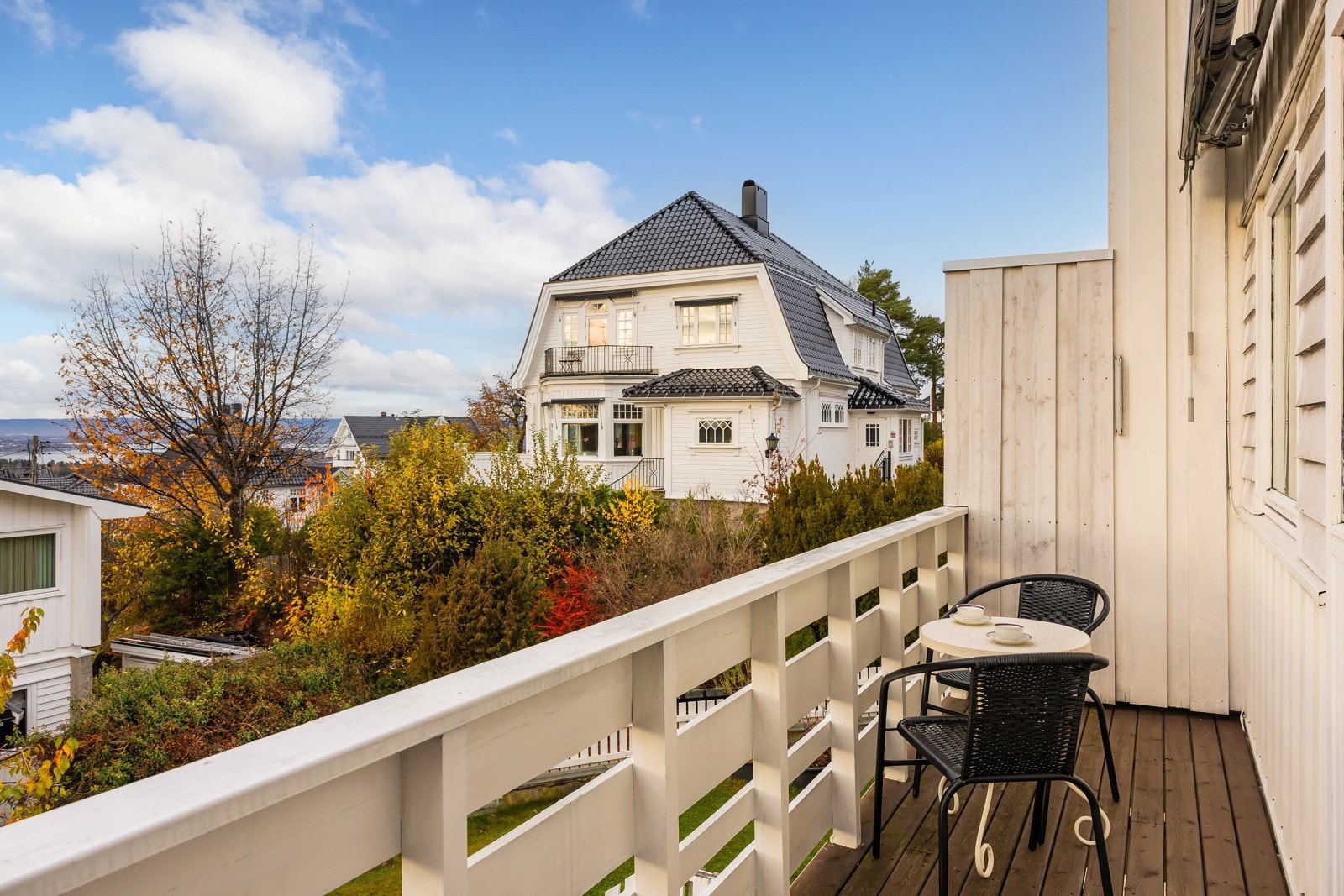 Fra soverommet er det utgang til en romslig balkong på ca 6 kvm med flott utsikt over nærområdet og fjorden Galleribilde