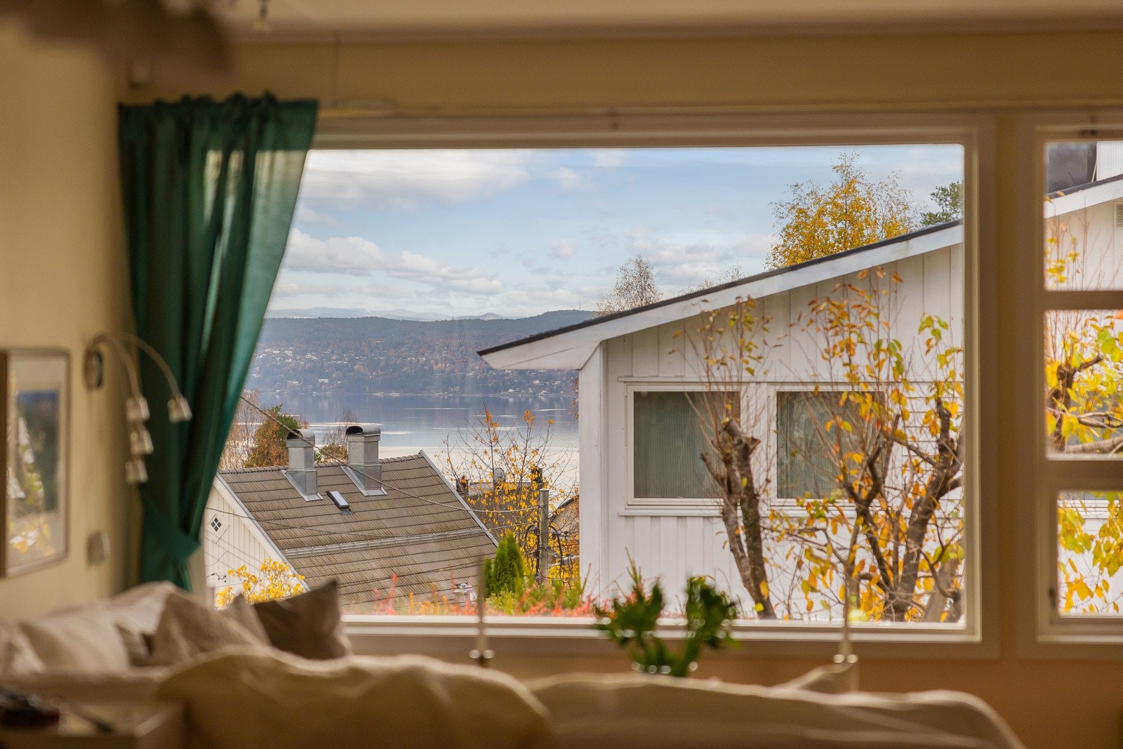 Behagelig utsyn mot fjorden og omgivelsene - naturen og lyset kommer rett inn i stuen Galleribilde