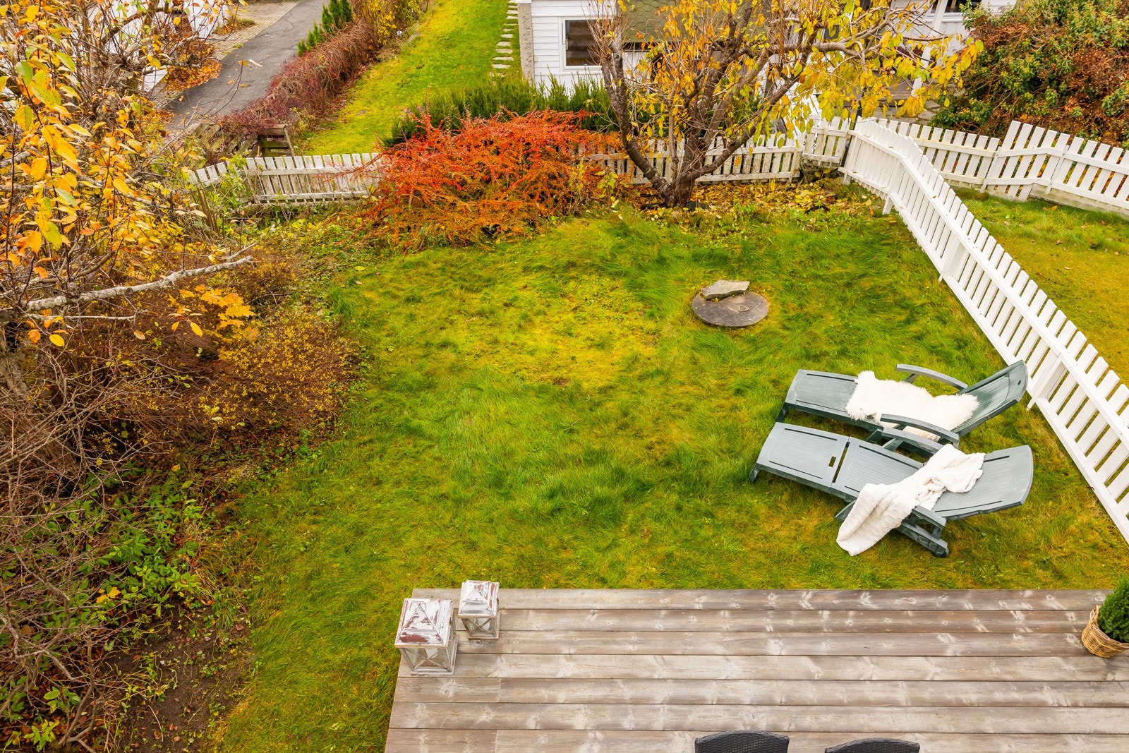 Terrasse med hage byr på god plass til både spisegruppe og loungemøbler - et perfekt uterom for lek, avslapning og sosiale sammenkomster for både store og små Galleribilde