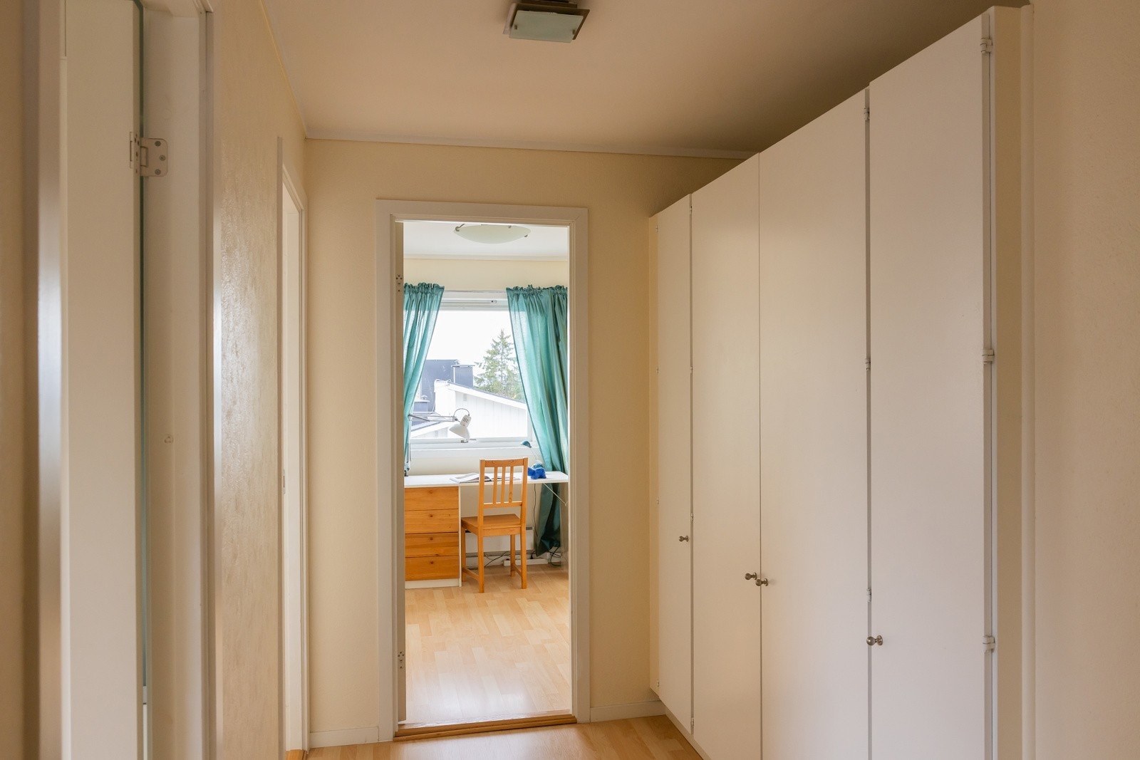 Gang med garderobeskap Galleribilde