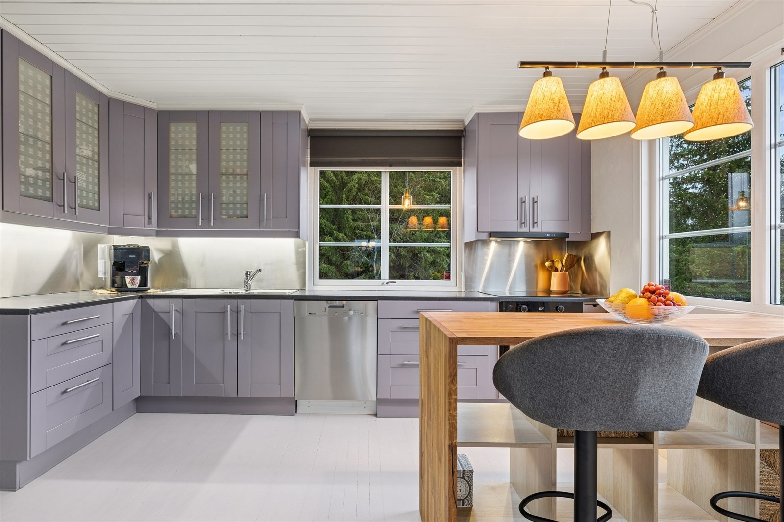 Stilfullt kjøkken med alt en måtte trenge av både skap-, skuff- og benkeplass. Galleribilde