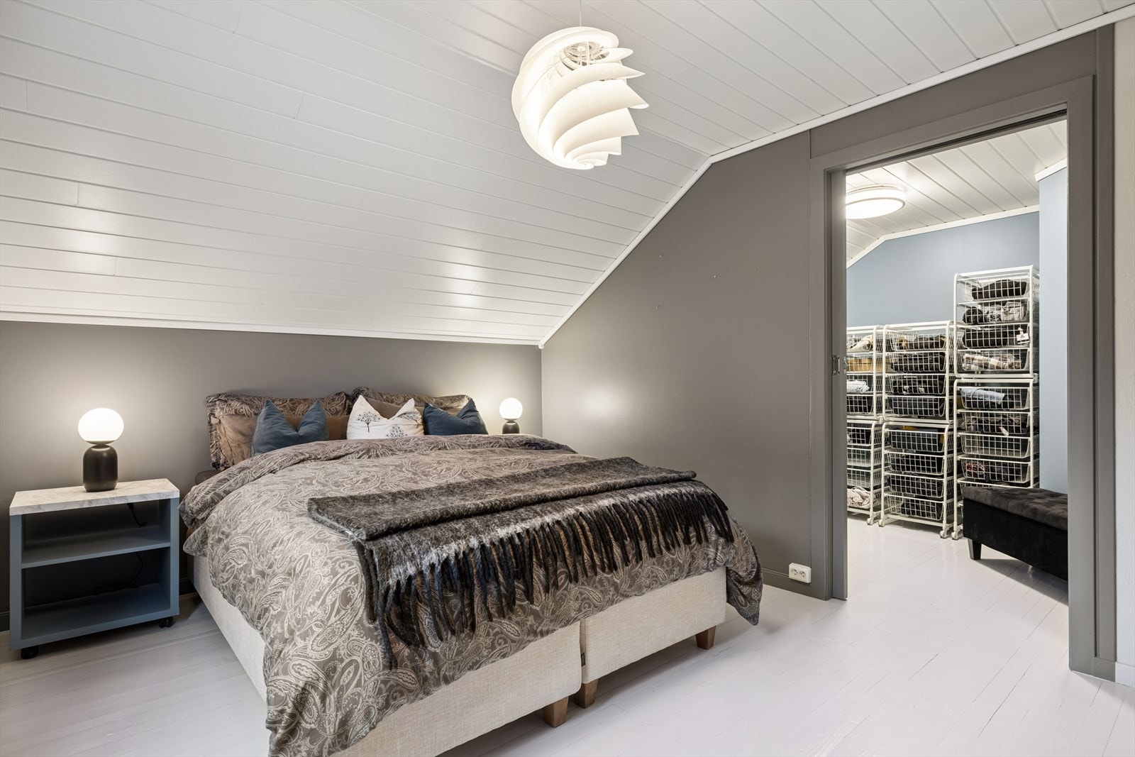 God plass for dobbeltseng og nattbord. Galleribilde