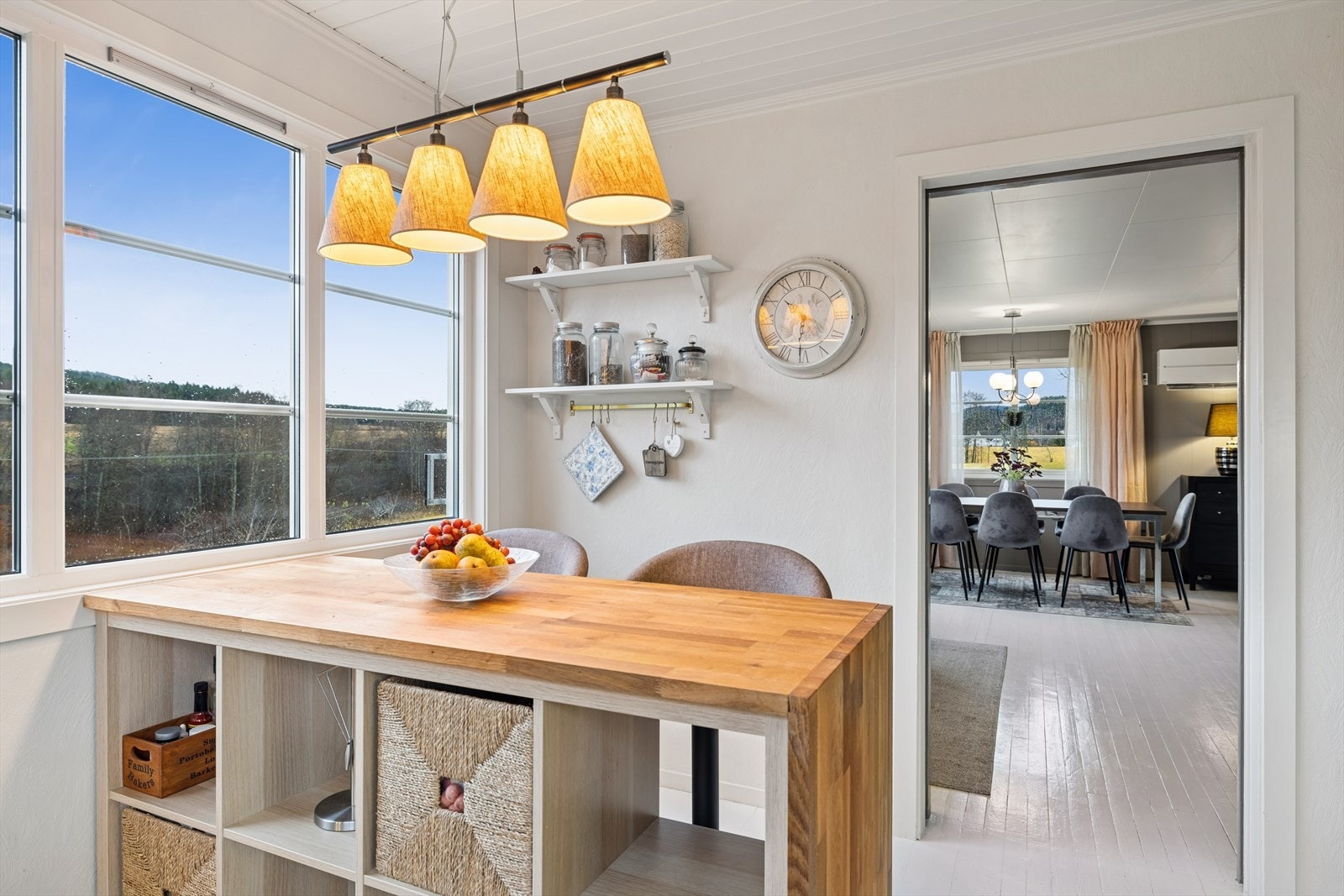 Kjekk bar-løsning med oppbevaringsplass og plass for bar-krakker. Galleribilde