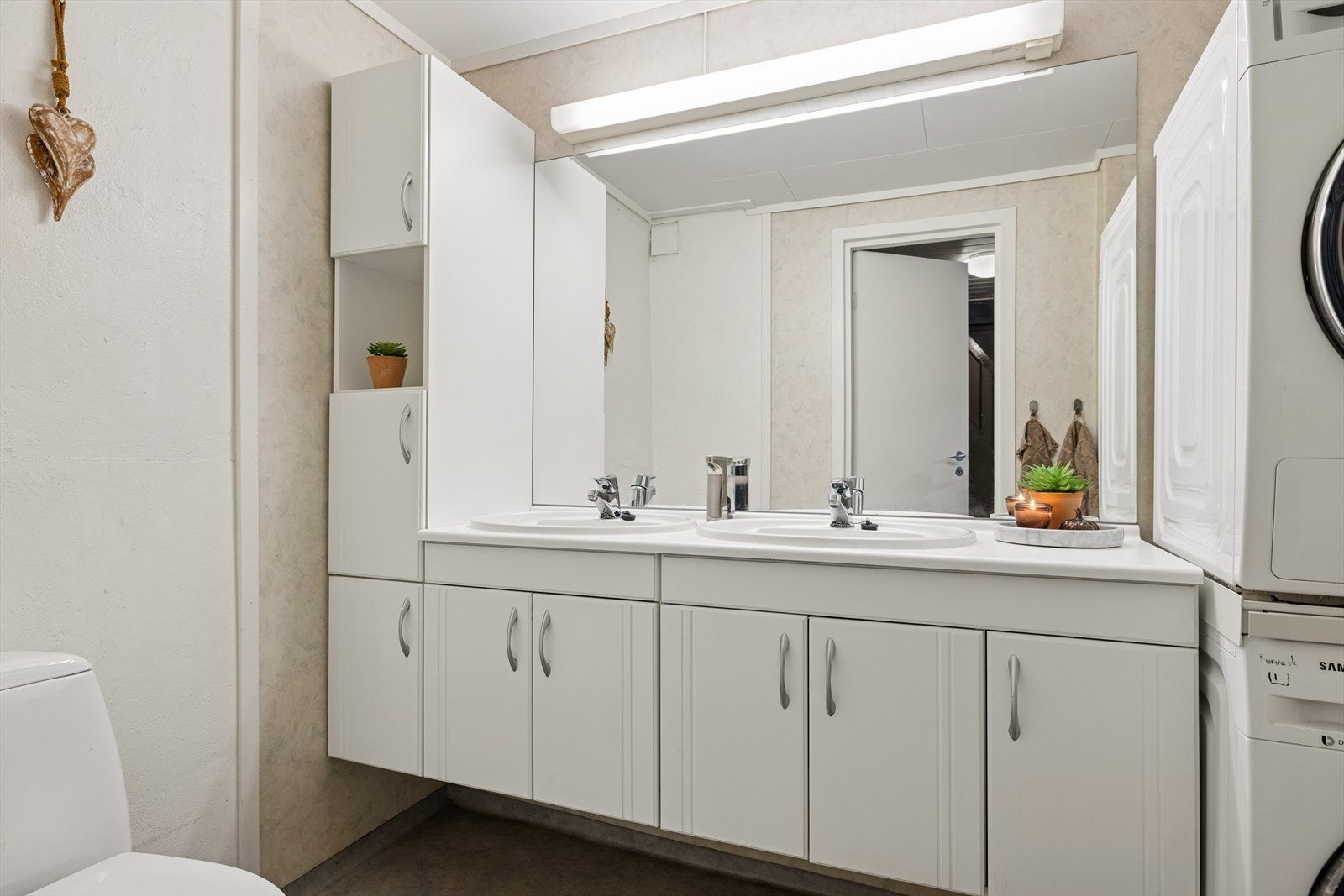 Svært romslig baderomsinnredning med dobbel servant og rikelig av oppbevaringsplass. Galleribilde