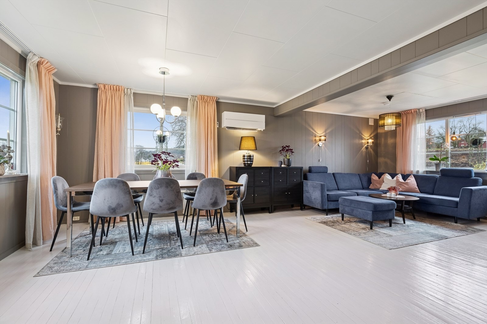 Vi beveger oss videre inn i en lys og koselig stue. Galleribilde