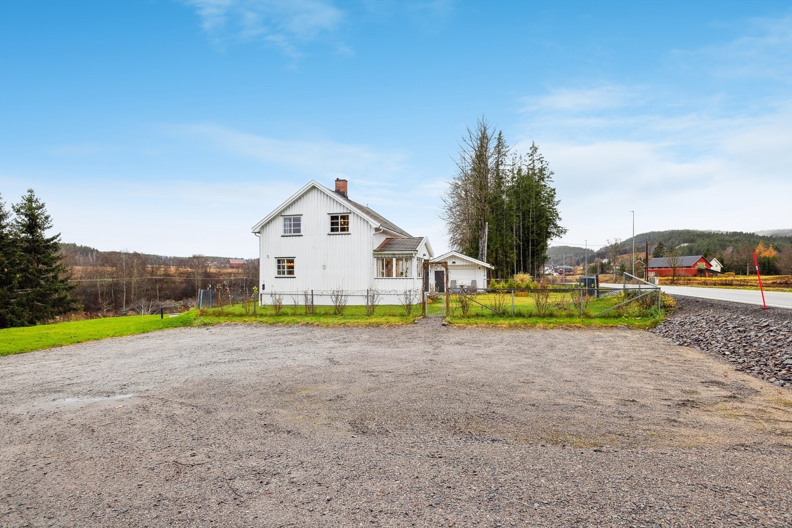 Parkering på romslig gruset gårdsplass. Galleribilde