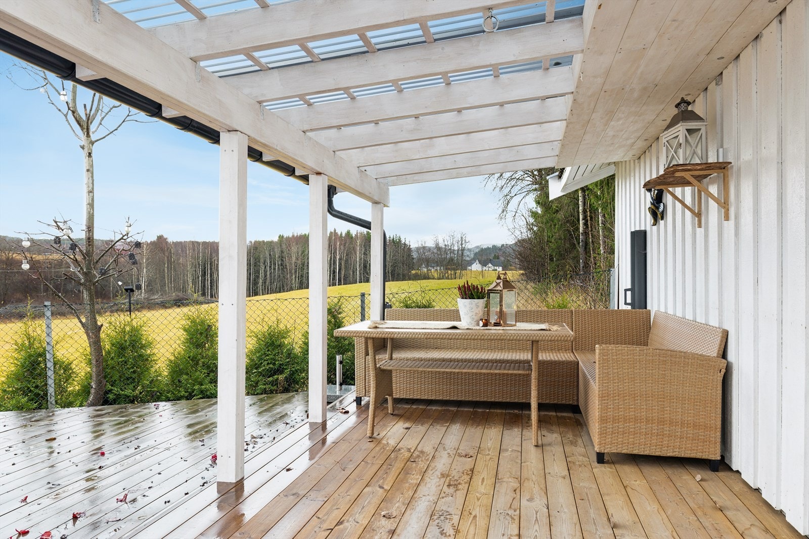 Deler av terrassen er overbygget. Galleribilde