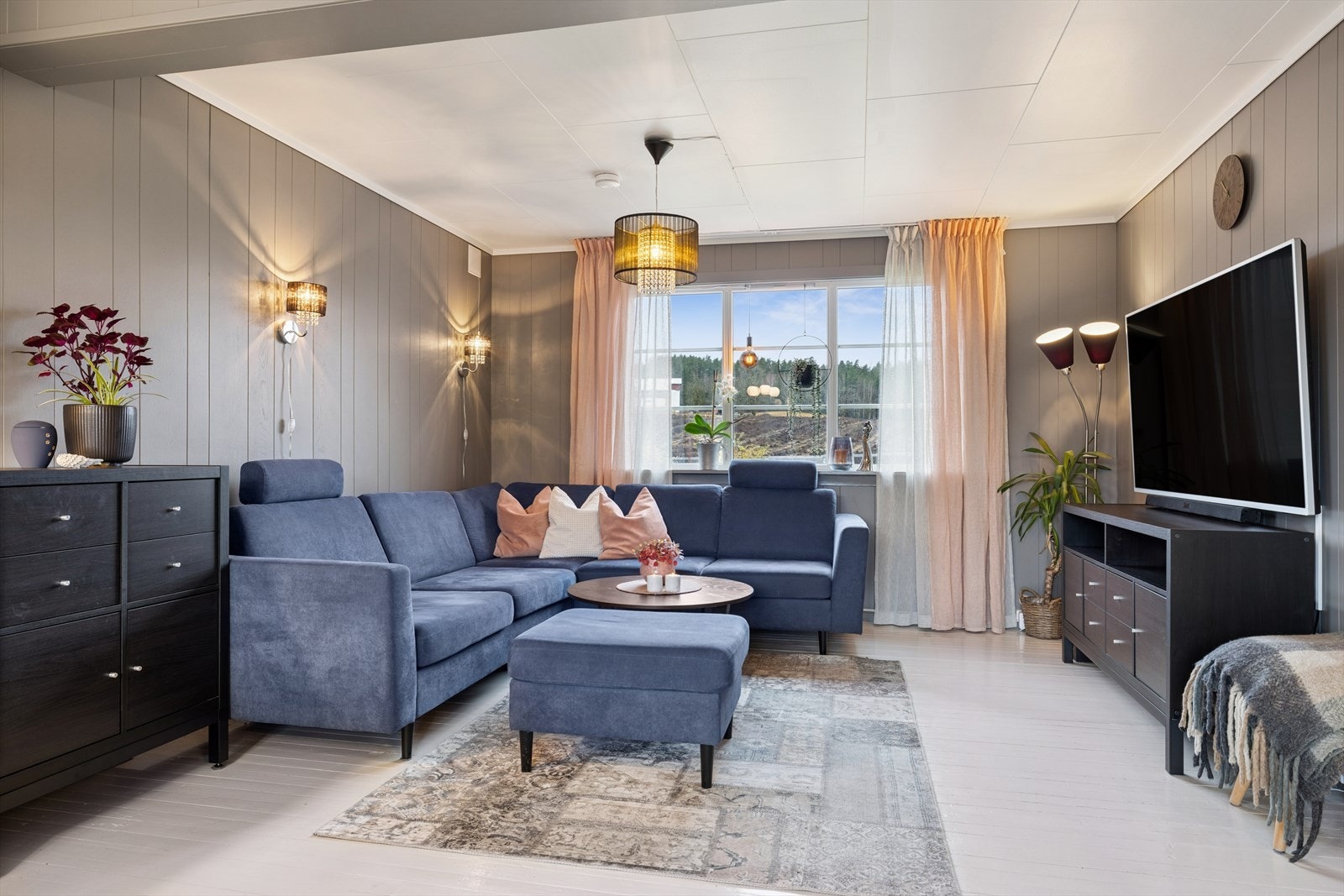 Sofakroken finner fort sin naturlige plass i rommet, og tv-en kan med fordel plasseres mot/på vegg. Galleribilde