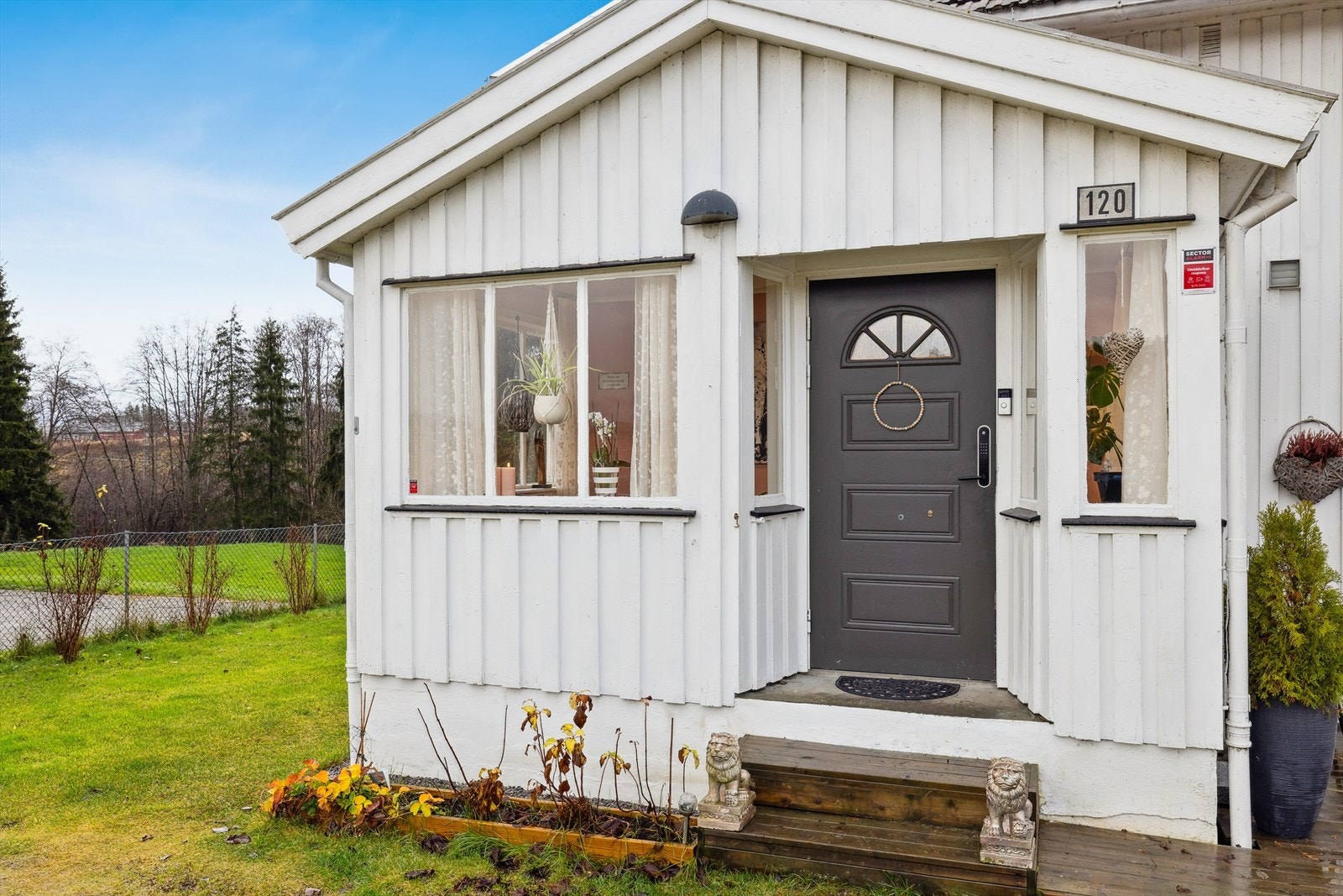 Et svært hyggelig inngangsparti ønsker deg hjertelig velkommen hjem. Galleribilde