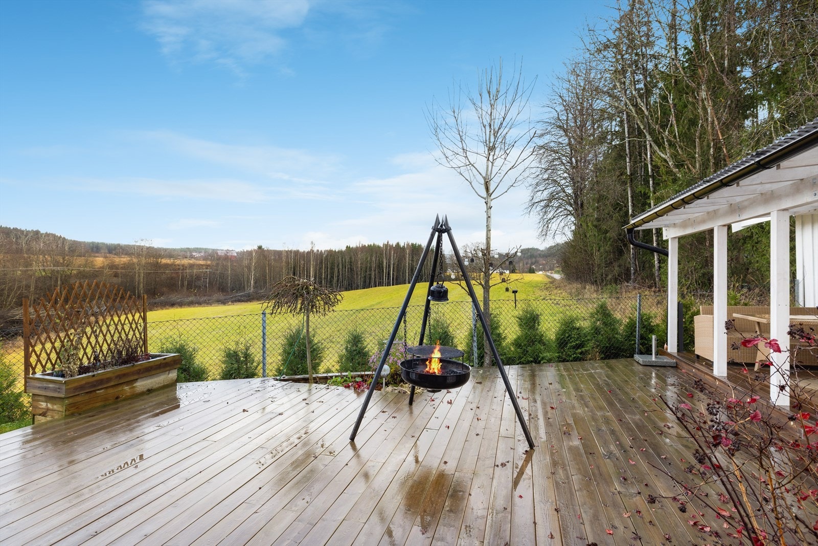 Her er det god plass for utemøblement, solsenger, grill og annet en måtte ønske. Luftig og flott utsikt. Galleribilde