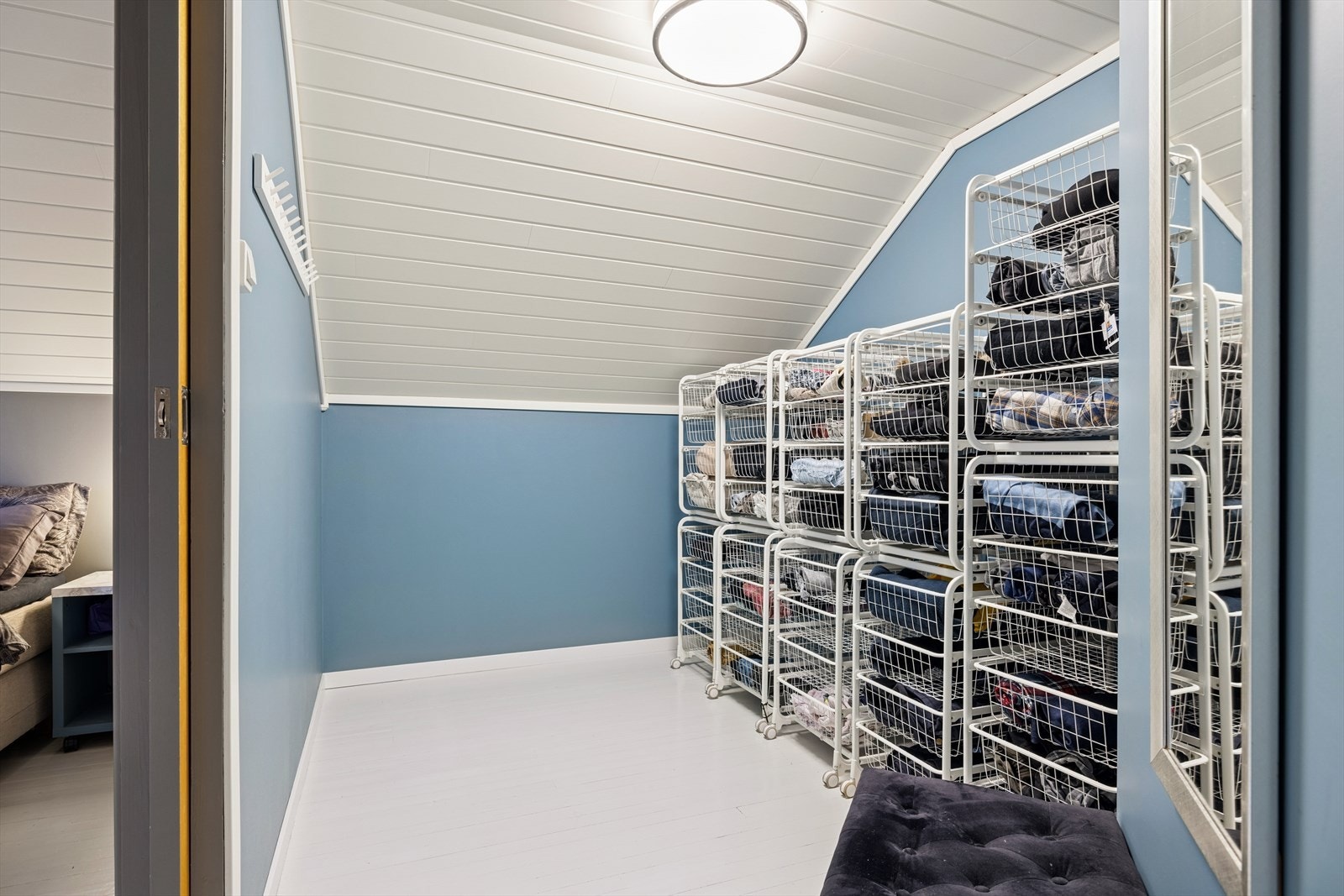 Direkte adkomst fra hovedsoverom til smart walk-in garderobe. Galleribilde