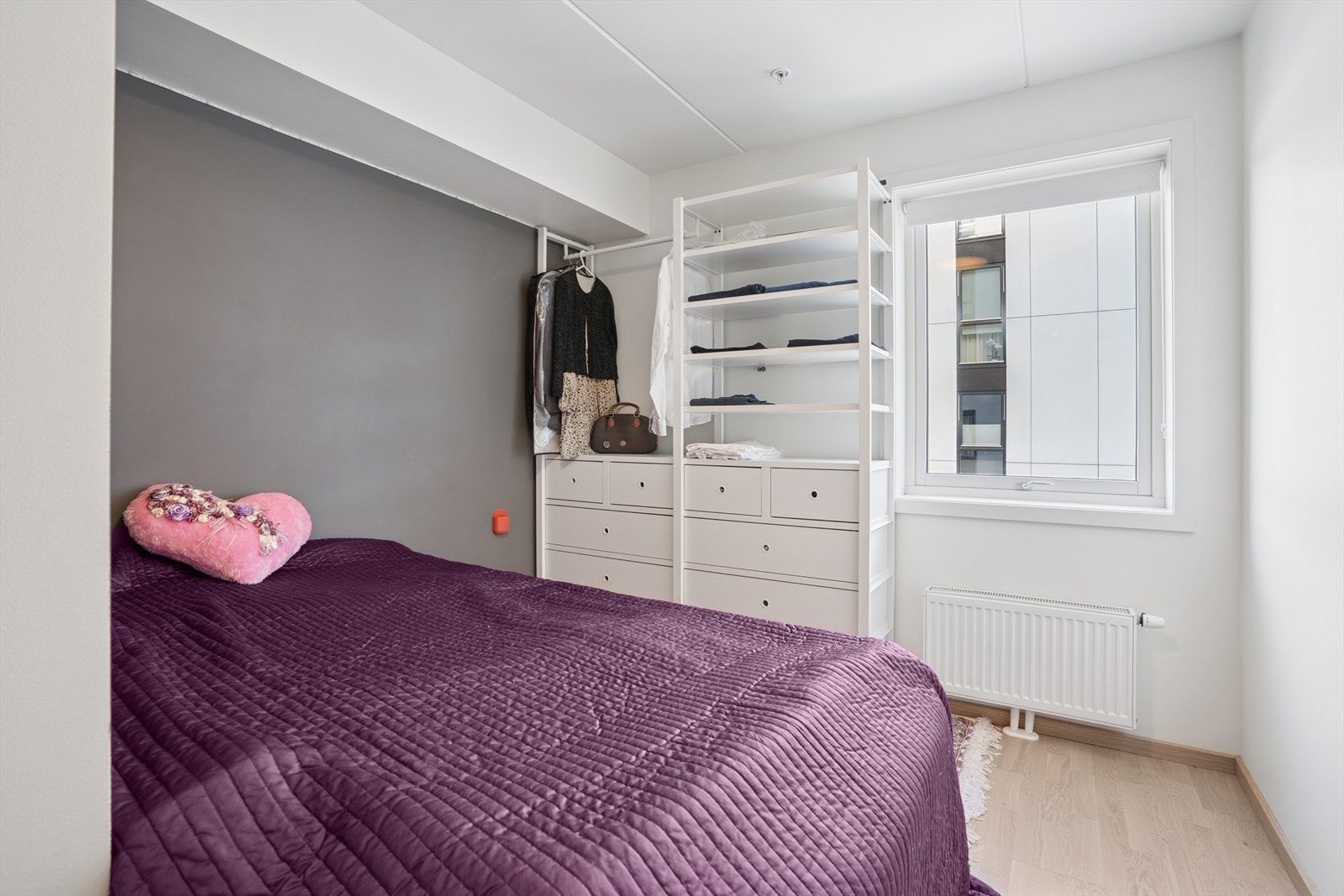 Hovedsoverommet er svært romslig med store vinduer som skaper en luftig og lys atmosfære i rommet. Galleribilde