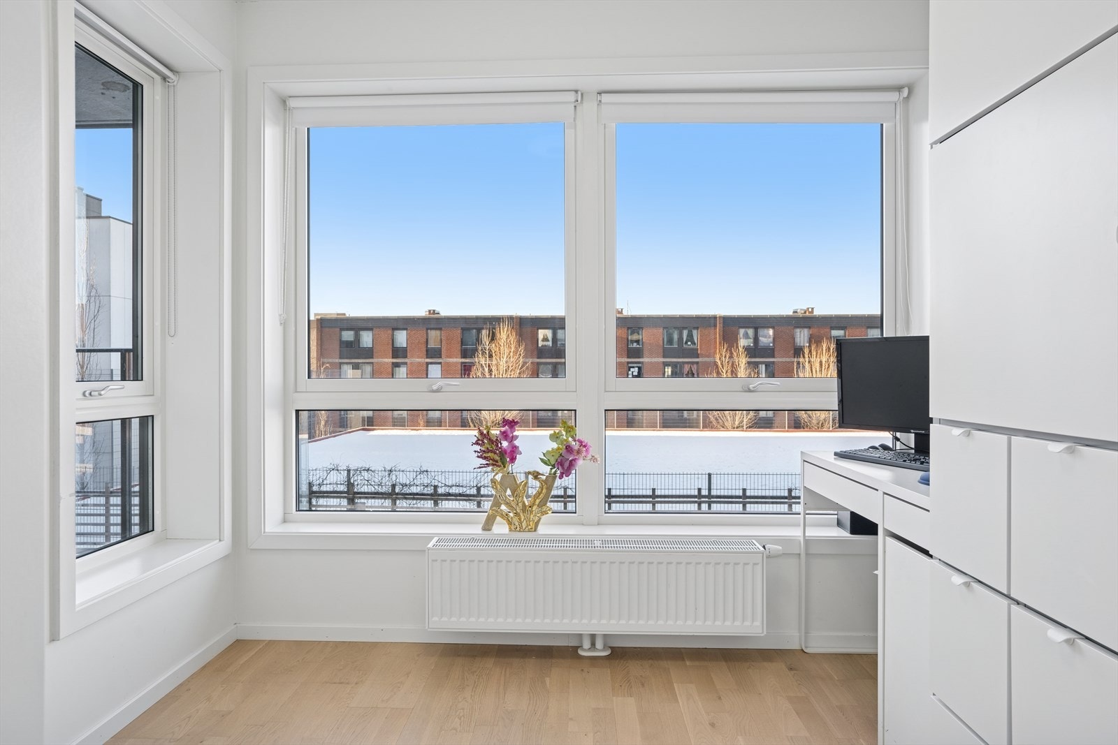 Soverommet har store vinduer som slipper inn rikelig med naturlig lys og gir rommet en behagelig atmosfære. Galleribilde