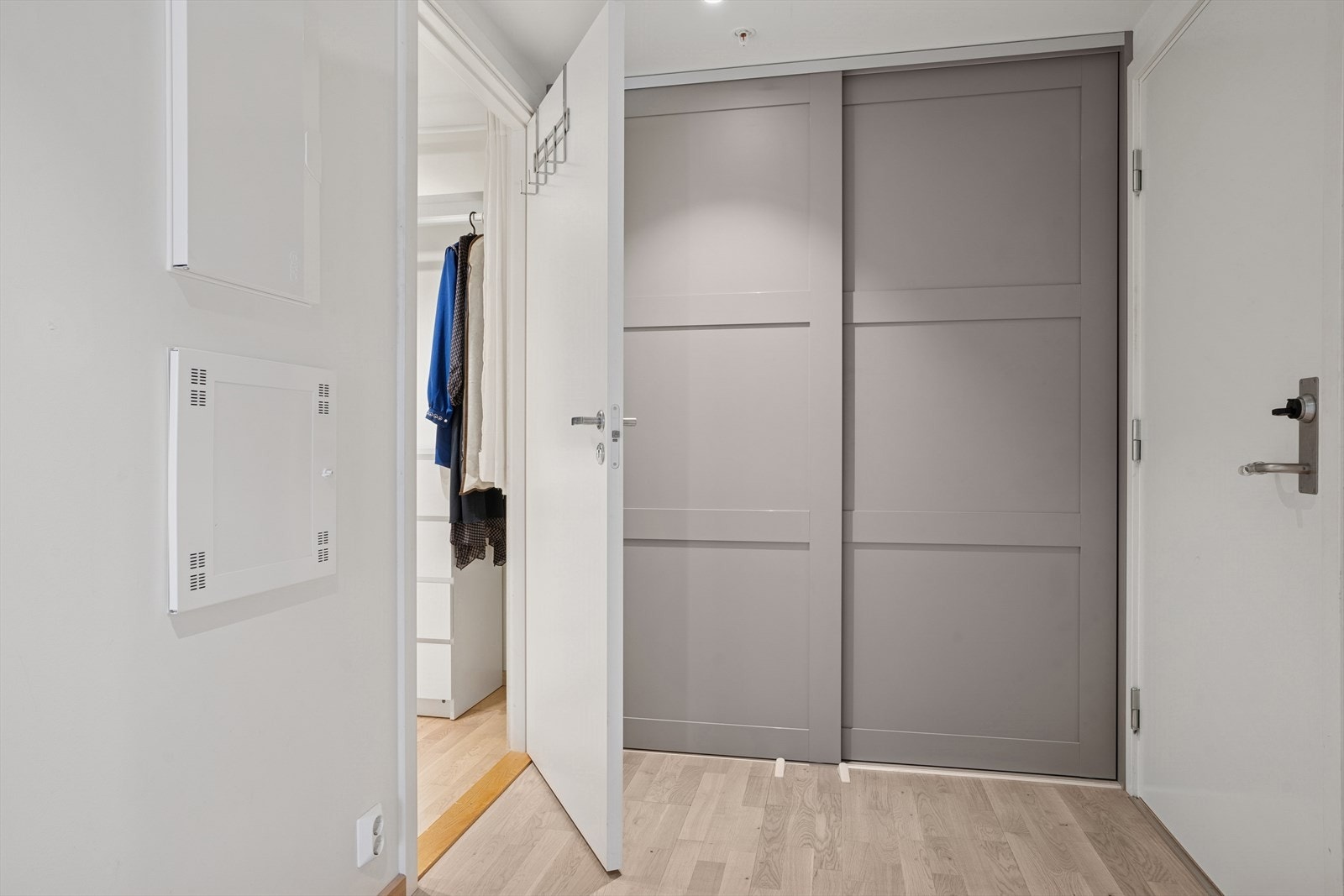 Du ønskes velkommen inn i en romslig entré med en praktisk skyvedørsgarderobe. Galleribilde