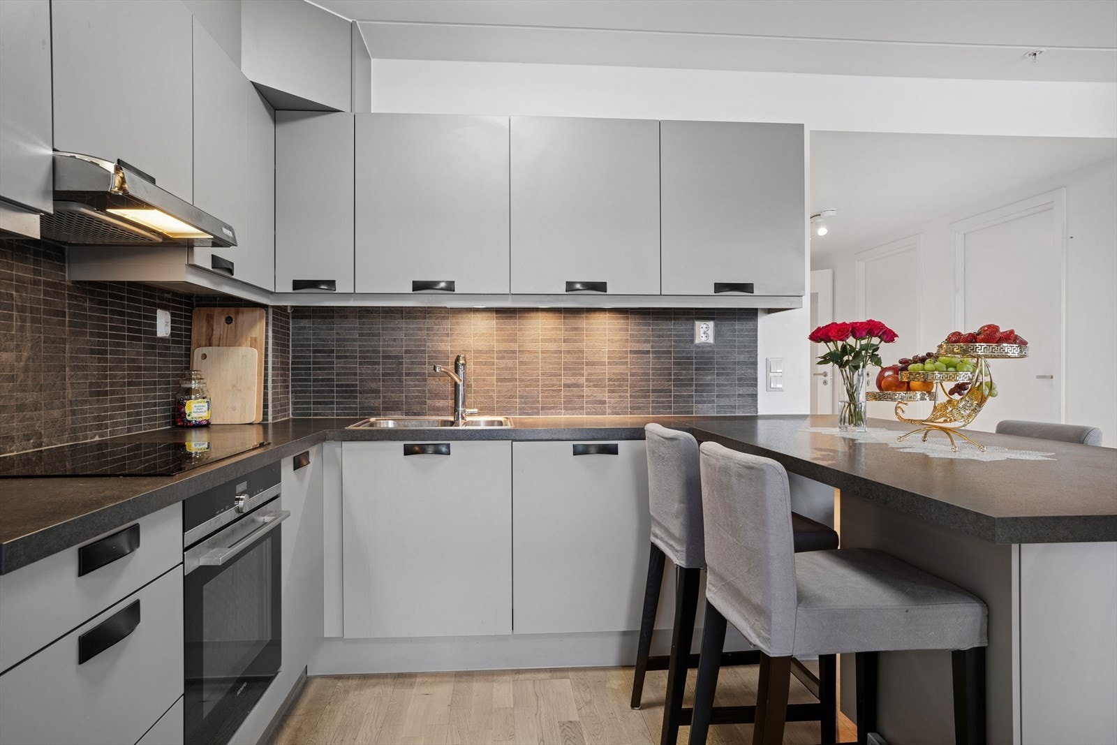 Kjøkkenet er funksjonelt utformet med gode arbeidsforhold samt rikelig skap- og benkeplass. Galleribilde