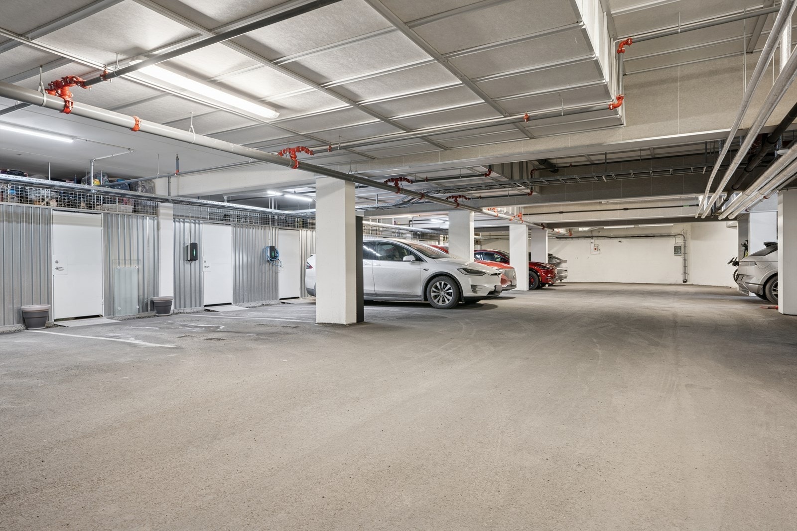 Leiligheten disponerer egen, fast parkeringsplass nr. 24 i parkeringskjelleren. Galleribilde