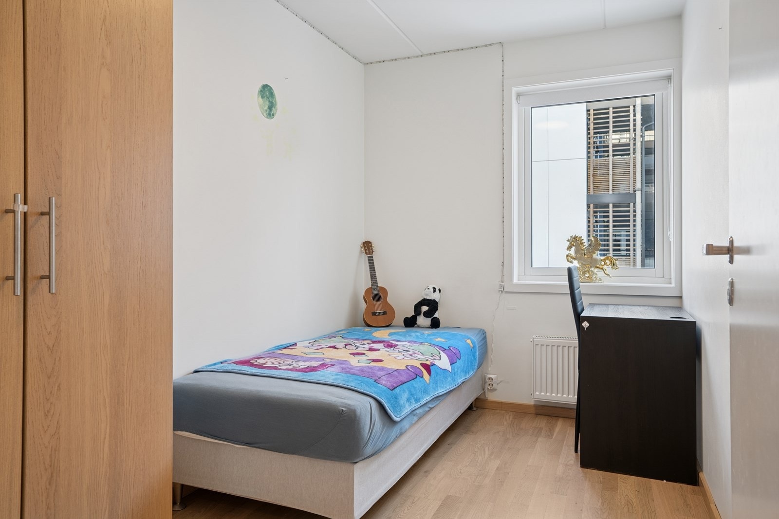 Et lyst og trivelig rom av noe mindre størrelse, perfekt som barnerom, gjesterom eller hjemmekontor. Galleribilde