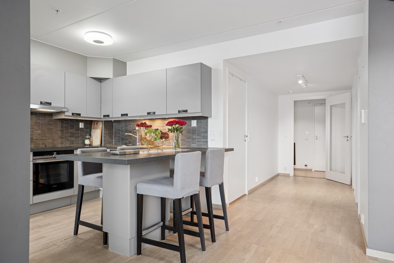 Spisesonen skaper en naturlig inndeling av stue og kjøkken- og passer ypperlig til å invitere gjester for sosiale sammenkomst. Galleribilde