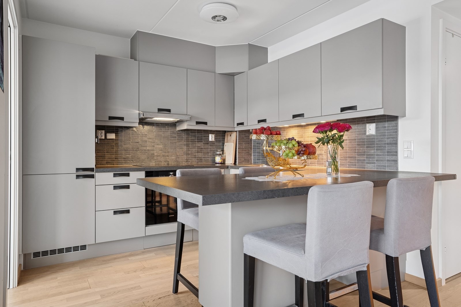 Leiligheten byr på et lyst og praktisk kjøkken i åpen løsning mot stuen. Galleribilde