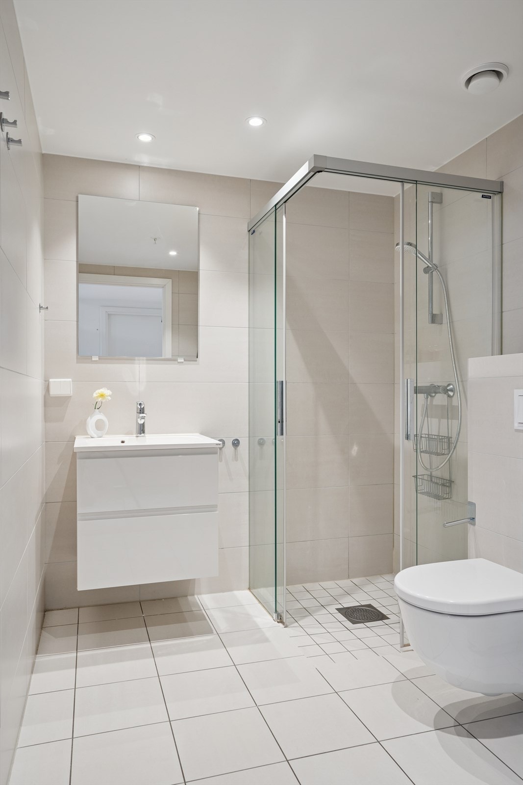 Lekkert bad fra nyere tid med varmekabler og opplegg for vaskemaskin. Galleribilde