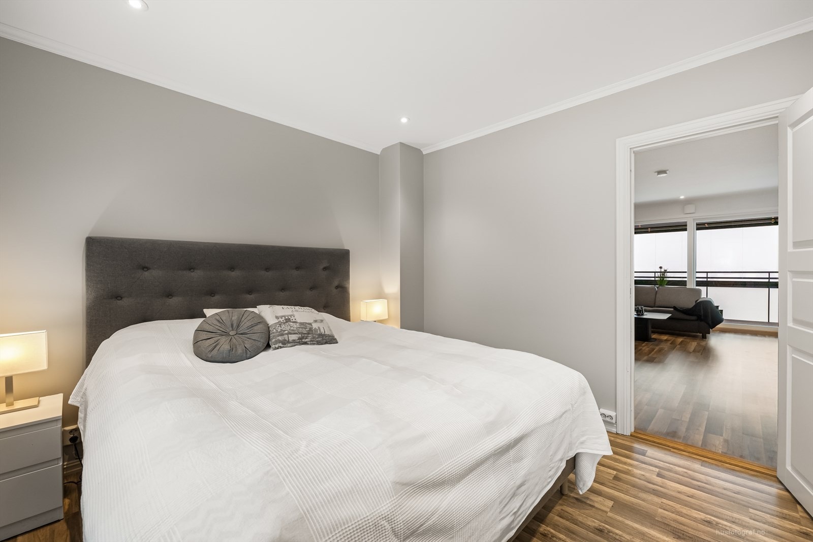 Delikate farger på vegger og led downlights i taket. Galleribilde