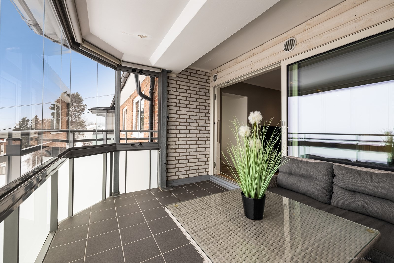 Takoverbygg og innglasset terrasse på ca. 10 m², med fliser på gulv. Galleribilde