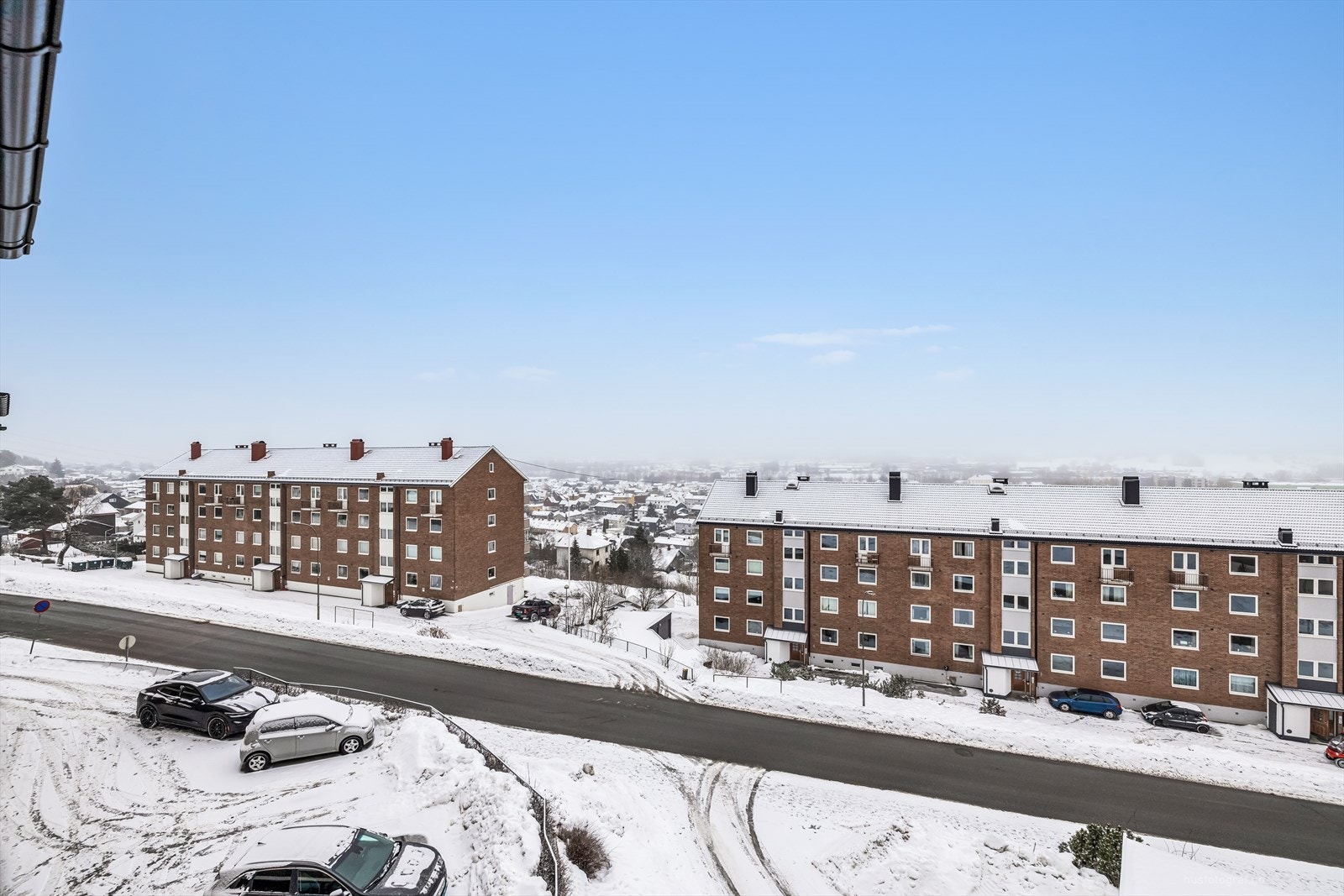 Matbutikk i nærområdet. Kort vei til sentrum og alle servicetilbud, god offentlig kommunikasjon. Galleribilde