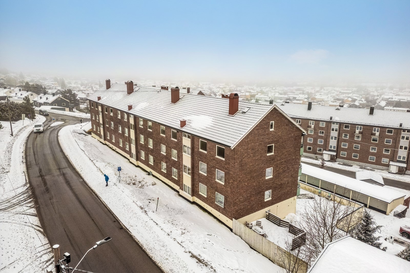 Eiendommen er beliggende med flott utsikt over Drammensdalen og gode solforhold. Galleribilde