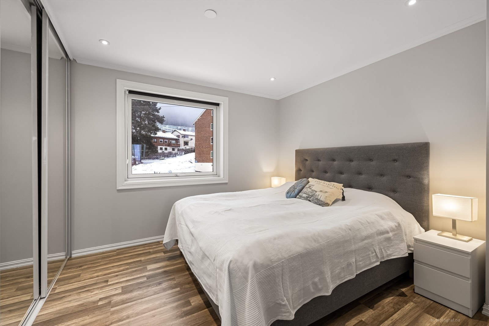 Romslig lyst soverom. Galleribilde