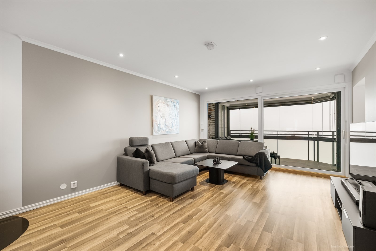 De store vinduene slipper inn mye naturlig lys. Galleribilde