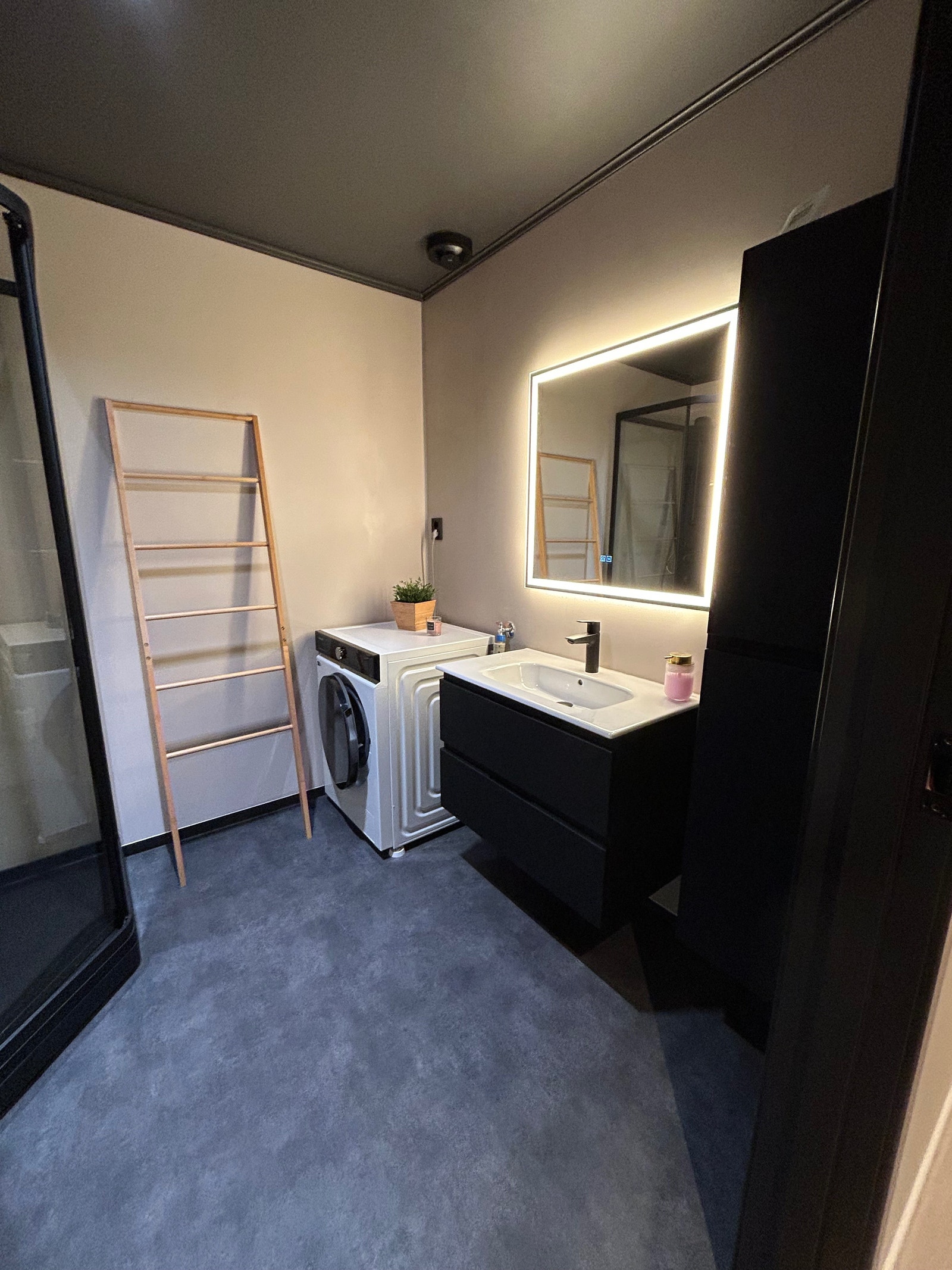 Lunt bad med vaskemaskin.
Alt nytt. Galleribilde