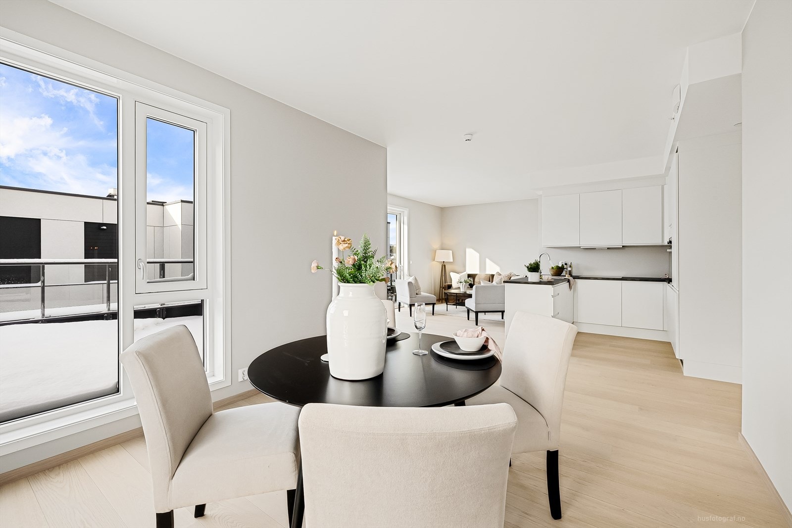 Spisestuen har rikelig med naturlig lys fra store vindusflater. Galleribilde