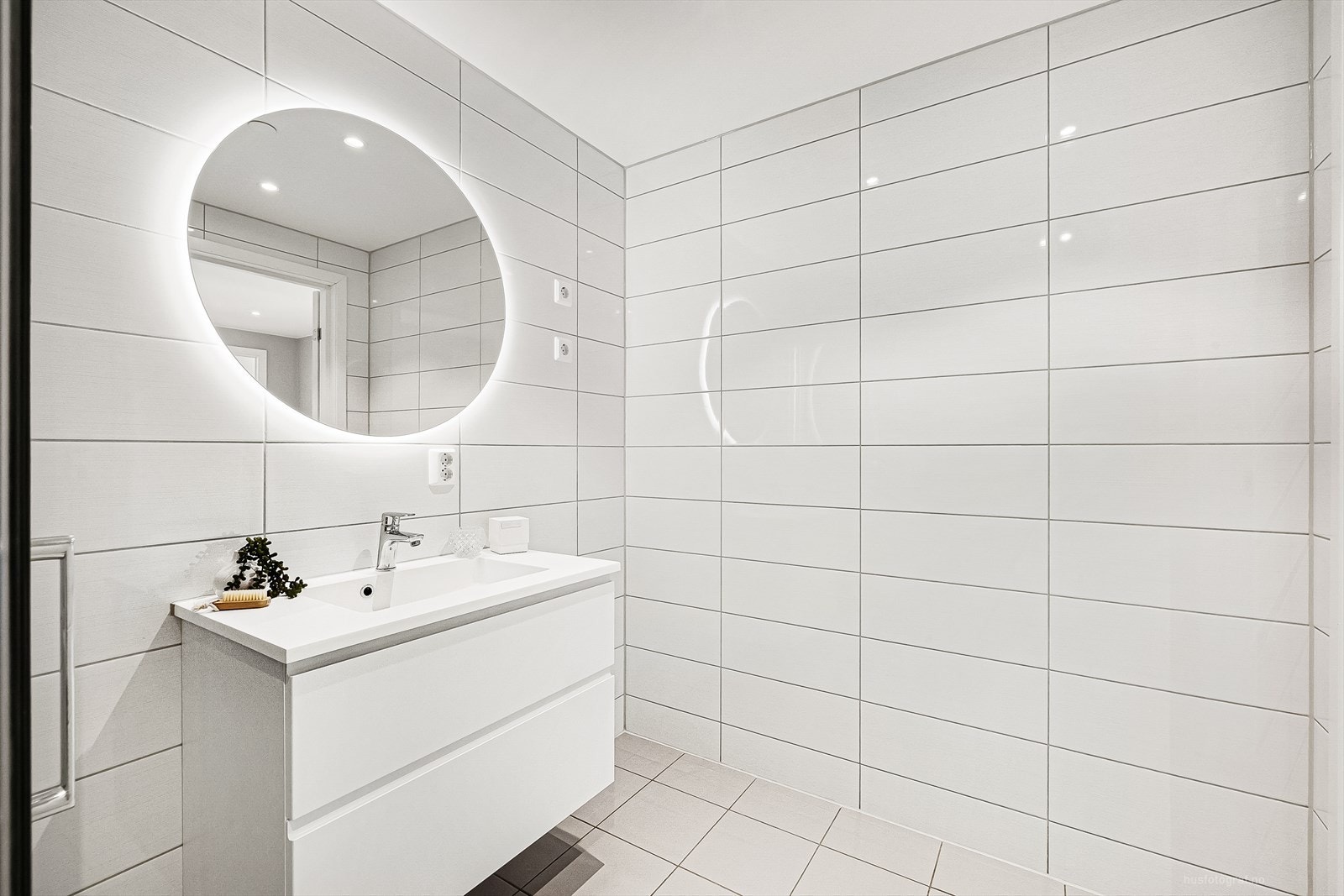 Baderoms gulv har varmekabler. Galleribilde