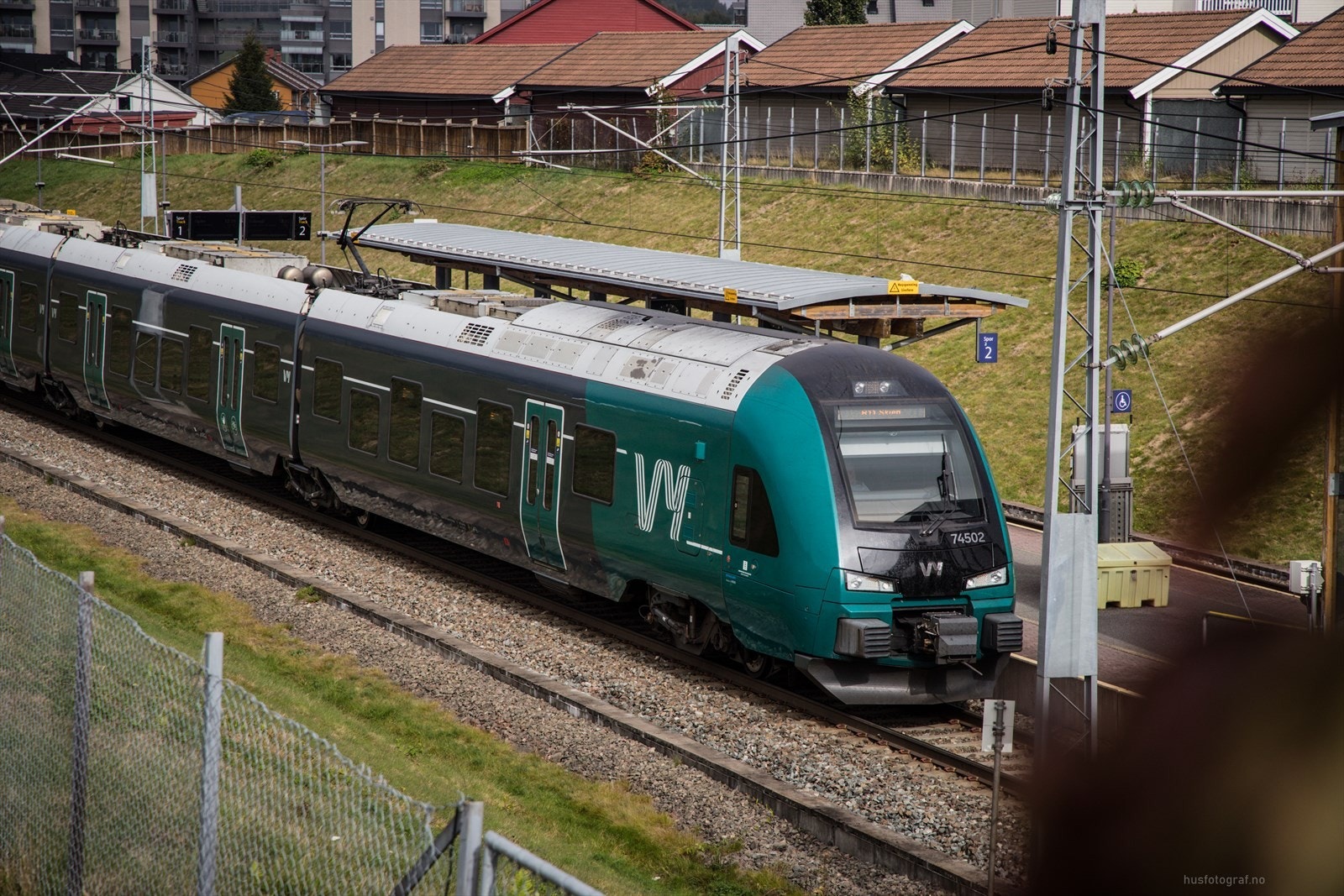 I Sande er det togstasjon med god pendlerparkering. Galleribilde