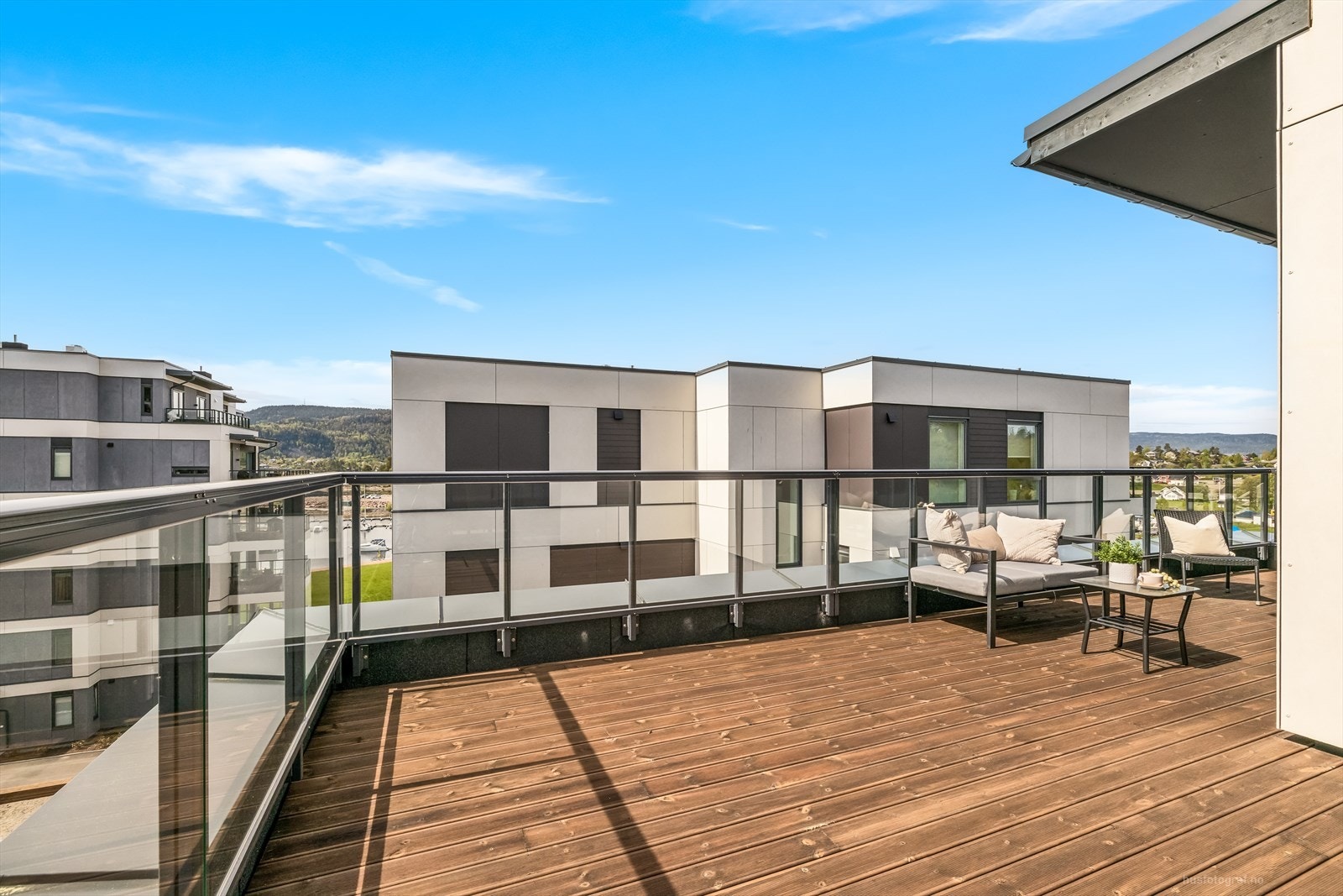 Romslig terrasse på 27 kvm med adkomst fra stue Galleribilde