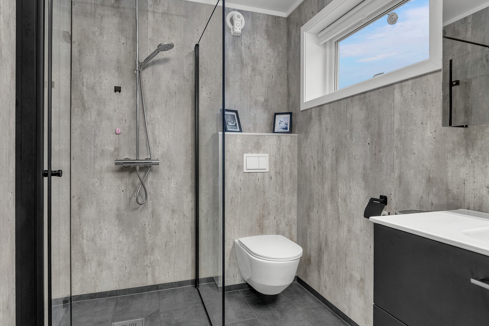 Badet har fliser og varmekabler i gulv, og baderomsplater på vegg Galleribilde