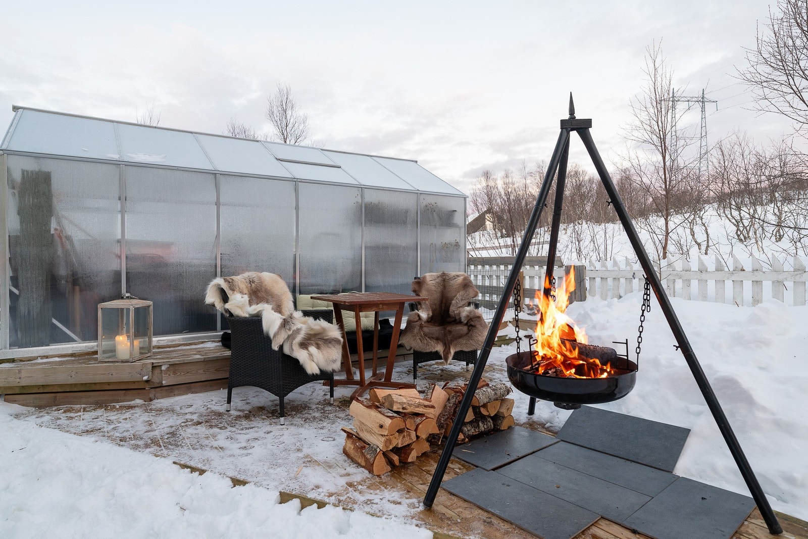 Koselig bålplass på baksiden av boligen Galleribilde